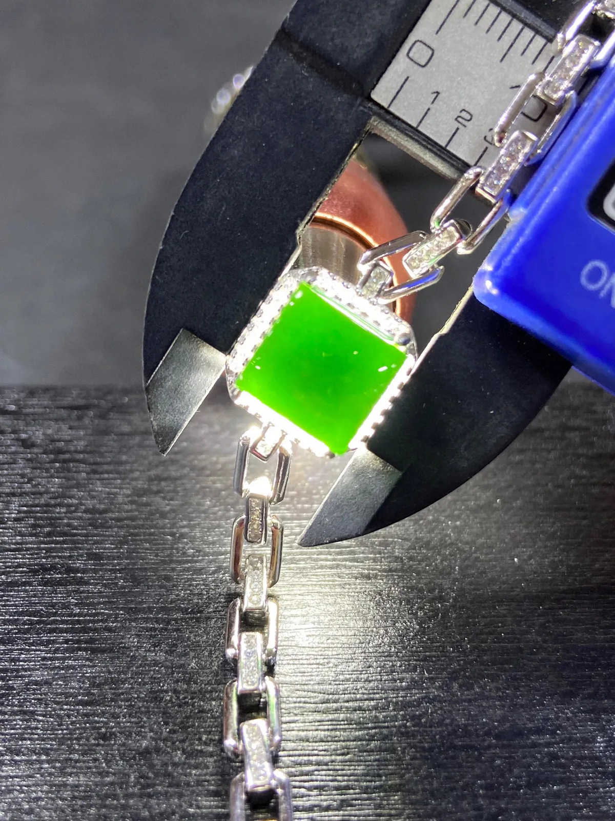 【墨翠手链】
S925银镶嵌 黑度好 灯打通透  品相饱满大气 尺寸8.8