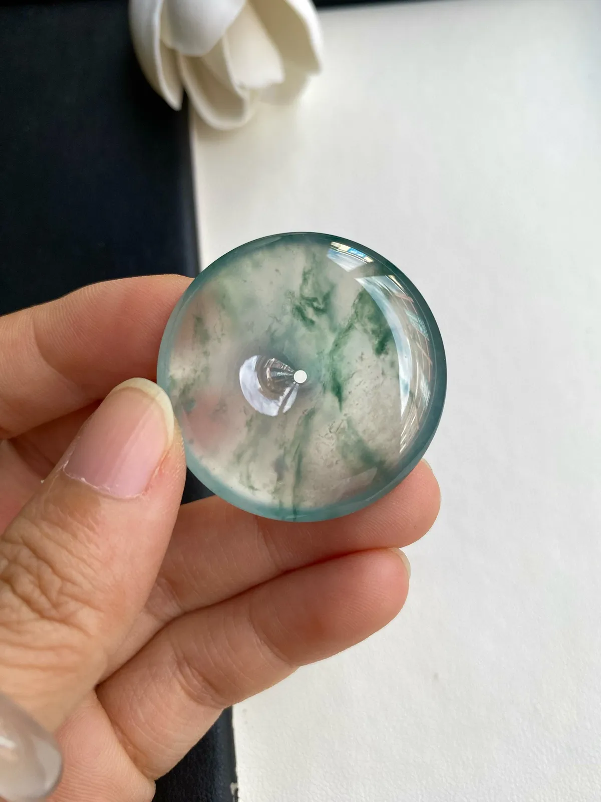 行家货老坑冰种飘蓝花大平安扣，缅甸正场口老坑料，尺寸37.2x8.1mm，种老到没朋友，冰莹透亮莹光十足，正宗蓝花灵动飘逸，自然光随手拍，上身效果高端大气上档次，收藏级别行家货