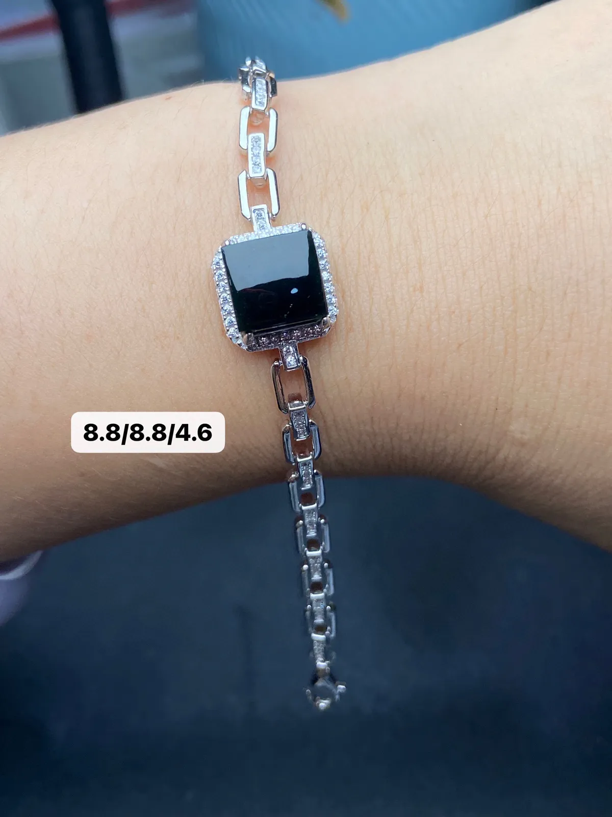 【墨翠手链】
S925银镶嵌 黑度好 灯打通透  品相饱满大气 尺寸8.8