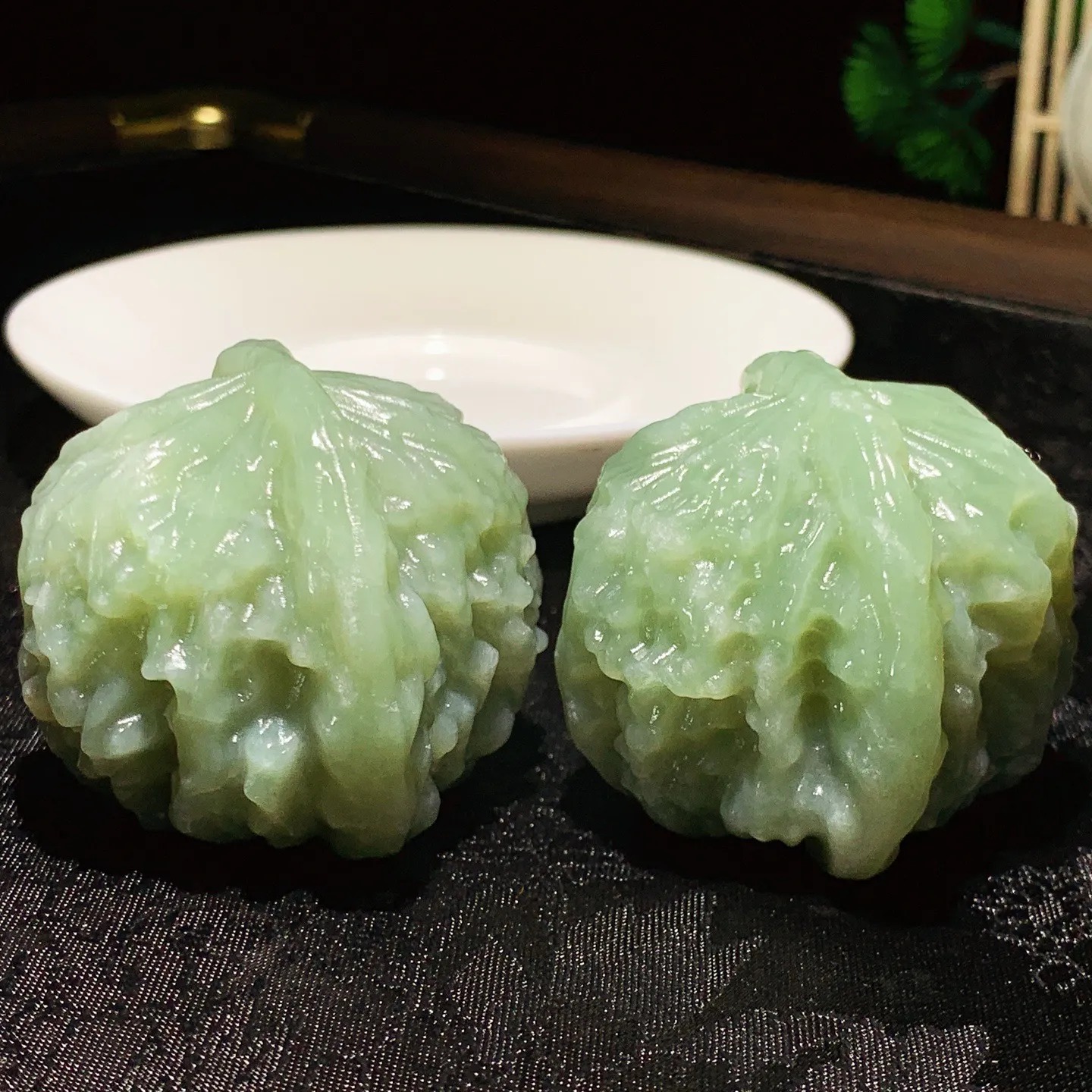 新疆且末蓝核桃把件。单个尺寸47.6/44.6/39.6总重200克 玉质细腻油润 底色纯净 脂粉好，品质好。lt251003