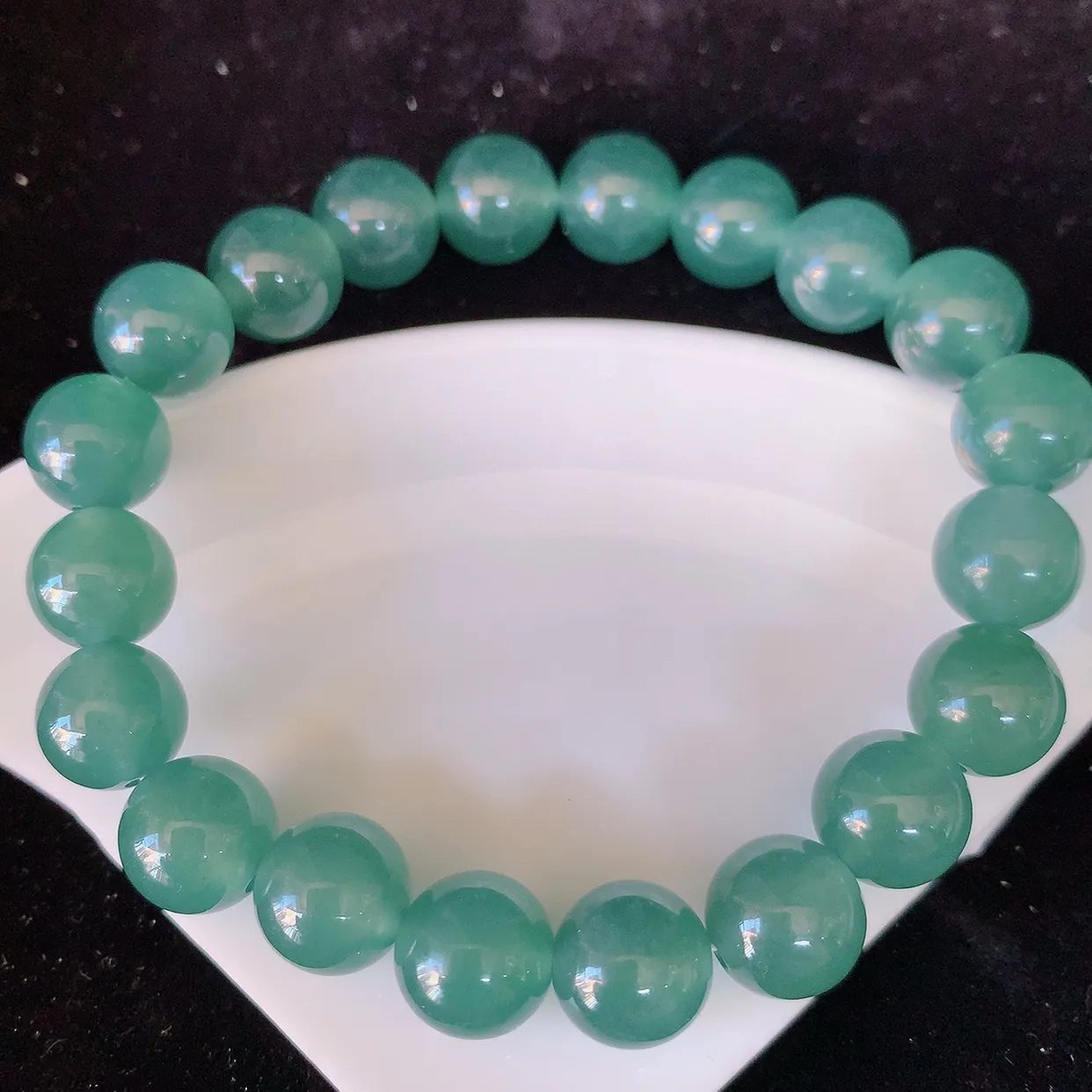 自然光实拍，冰种圆珠翡翠手串，水润秀气，料子细腻，清爽，高档大气，自戴送礼佳品！#001.1取一尺寸10mm