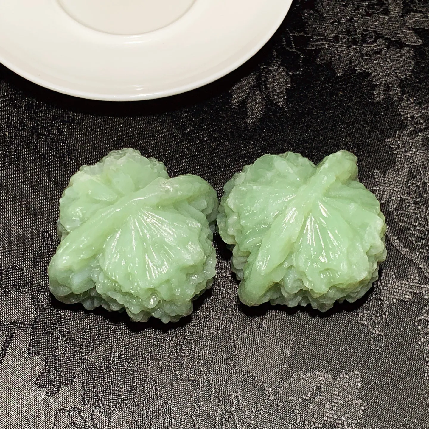 新疆且末蓝核桃把件。单个尺寸47.6/44.6/39.6总重200克 玉质细腻油润 底色纯净 脂粉好，品质好。lt251003
