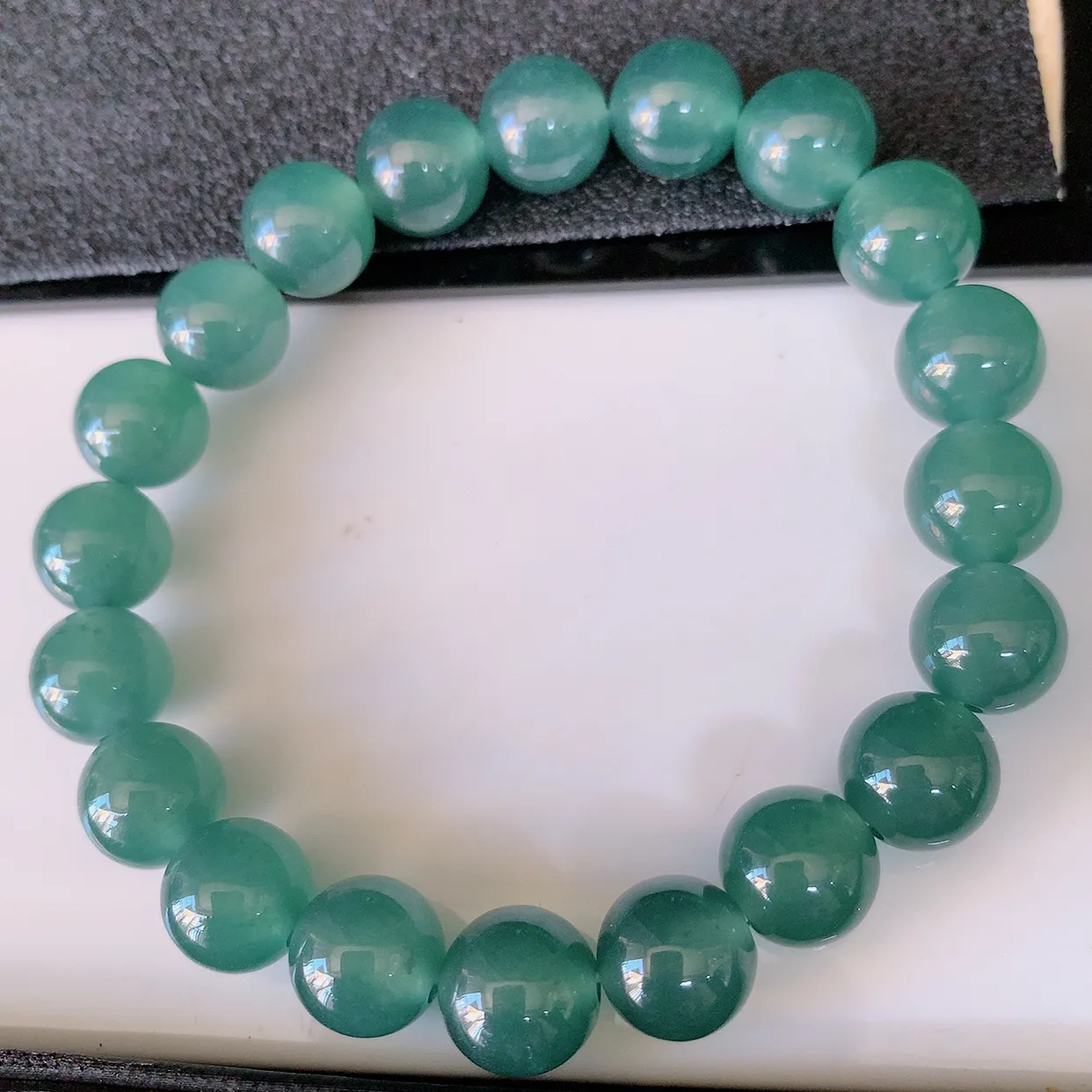 自然光实拍，冰种满色圆珠翡翠手串，水润秀气，料子细腻，清爽，高档大气，自戴送礼佳品！#001.1取一尺寸10mm