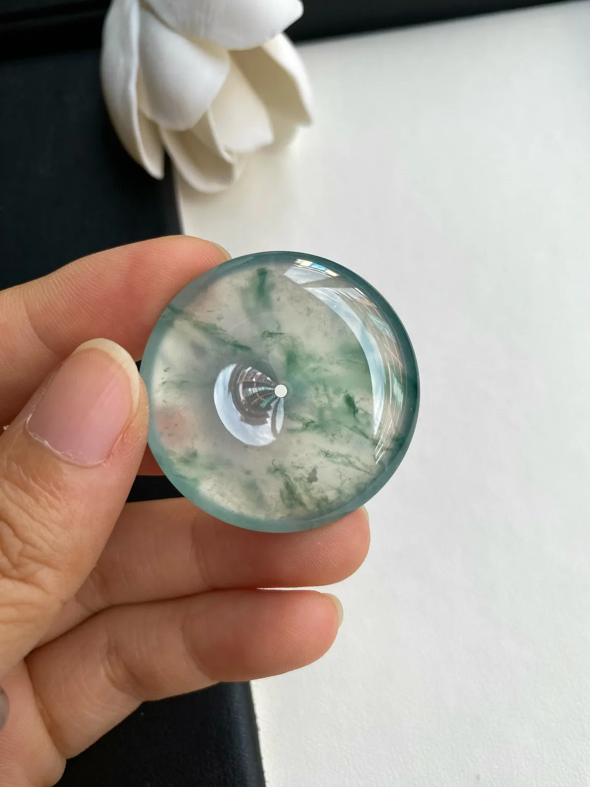 行家货老坑冰种飘蓝花大平安扣，缅甸正场口老坑料，尺寸37.2x8.1mm，种老到没朋友，冰莹透亮莹光十足，正宗蓝花灵动飘逸，自然光随手拍，上身效果高端大气上档次，收藏级别行家货