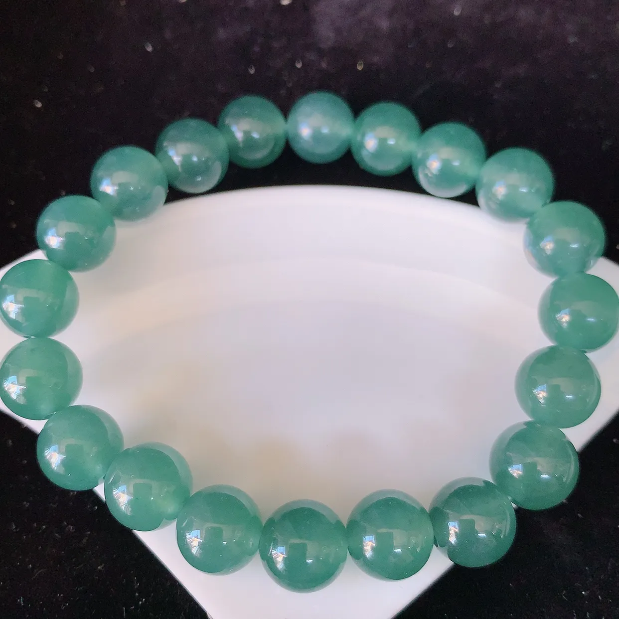 自然光实拍，冰种圆珠翡翠手串，水润秀气，料子细腻，清爽，高档大气，自戴送礼佳品！#001.1取一尺寸10mm