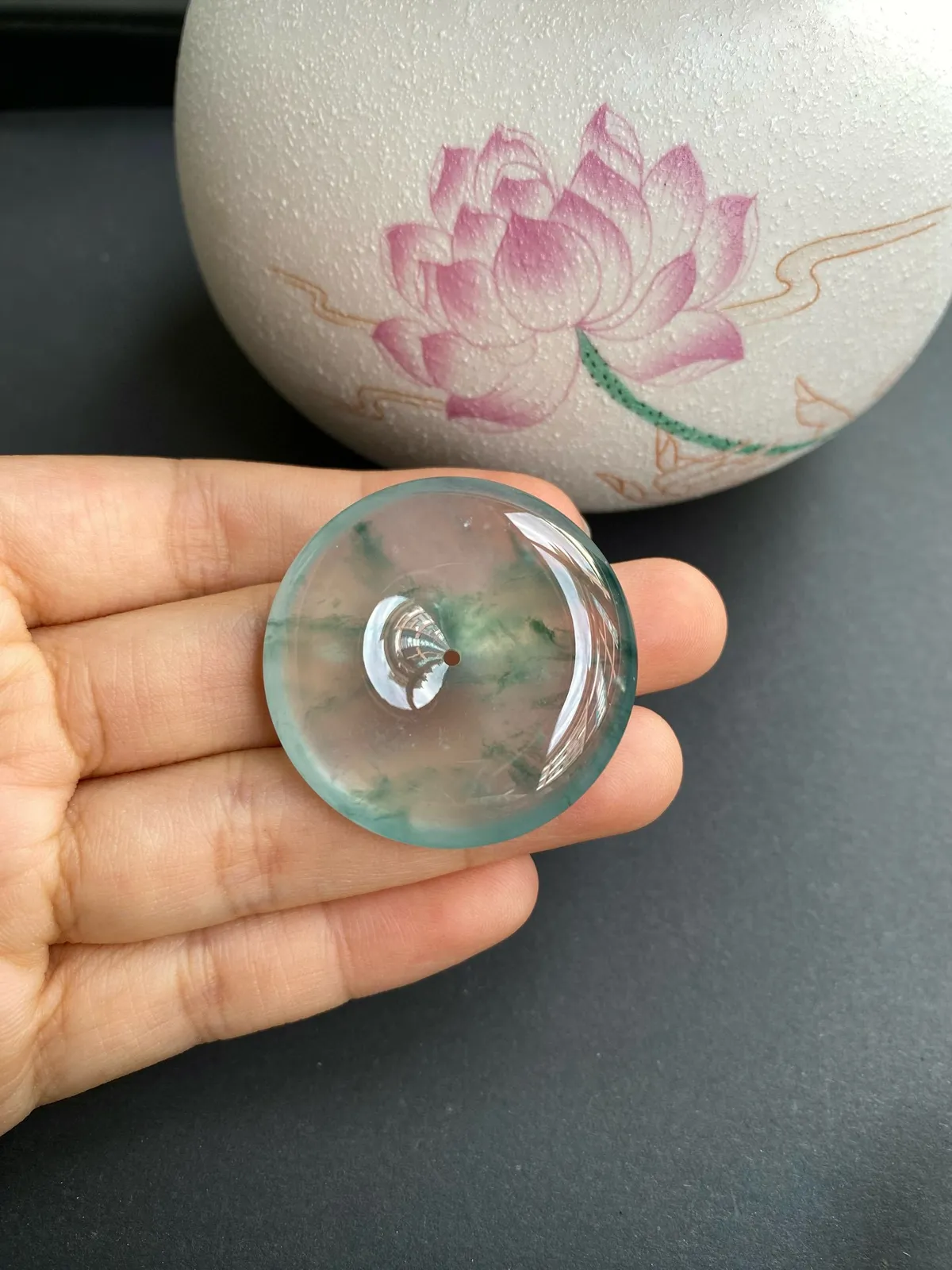 行家货老坑冰种飘蓝花大平安扣，缅甸正场口老坑料，尺寸37.2x8.1mm，种老到没朋友，冰莹透亮莹光