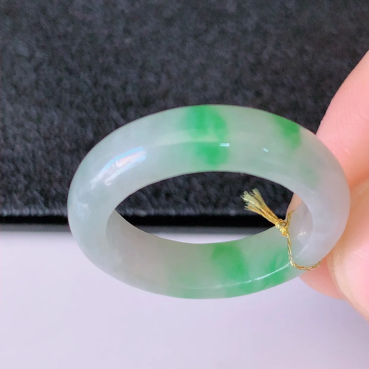 自然光实拍，18.2mm内径冰飘绿翡翠指环，玉戒指，玉质莹润，好精美好冰润的指环，17圈口，上手纤巧！#00.3尺寸18.2*5.5*3.6
