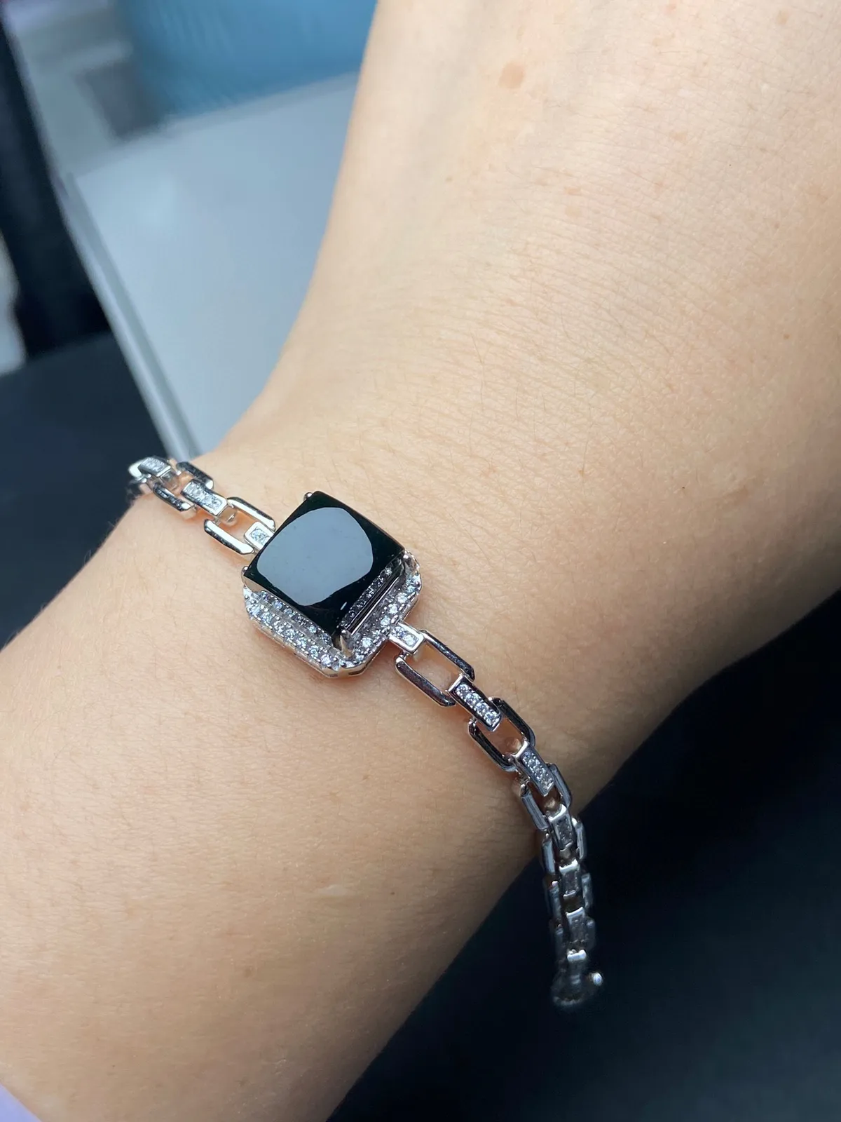 【墨翠手链】
S925银镶嵌 黑度好 灯打通透  品相饱满大气 尺寸8.8