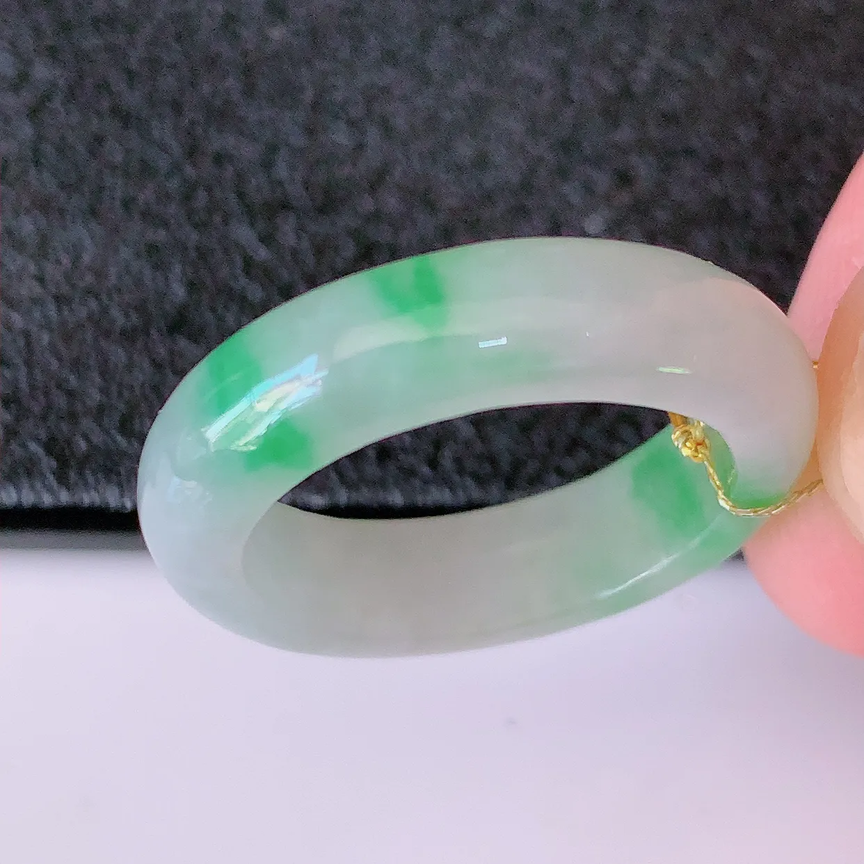 自然光实拍，18.2mm内径冰飘绿翡翠指环，玉戒指，玉质莹润，好精美好冰润的指环，17圈口，上手纤巧！#00.3尺寸18.2*5.5*3.6