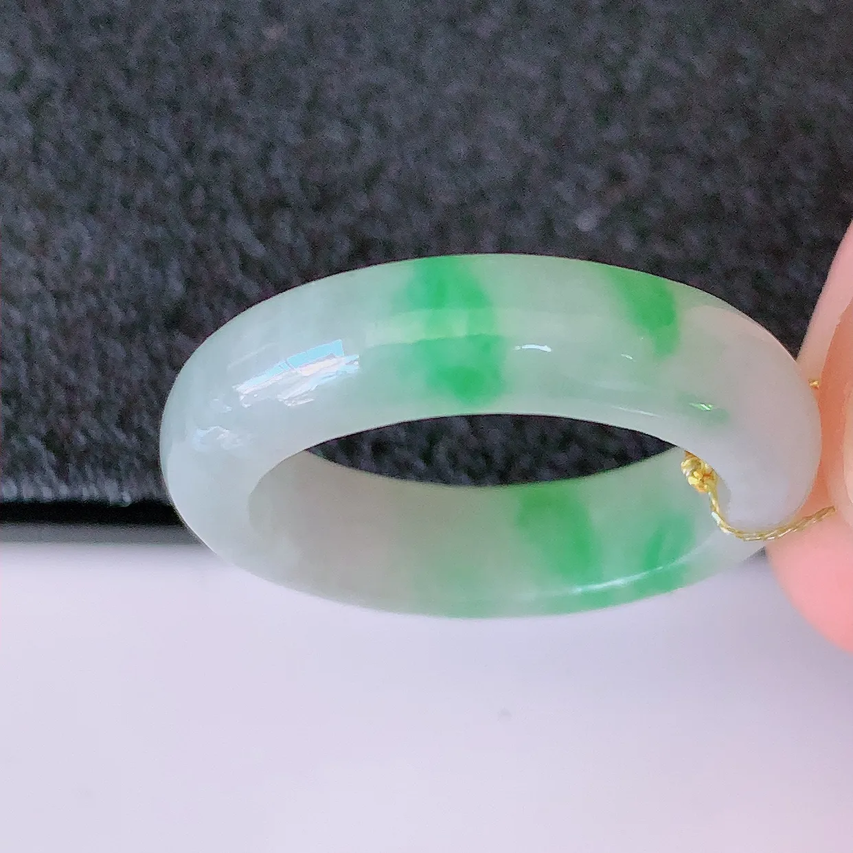 自然光实拍，18.2mm内径冰飘绿翡翠指环，玉戒指，玉质莹润，好精美好冰润的指环，17圈口，上手纤巧！#00.3尺寸18.2*5.5*3.6