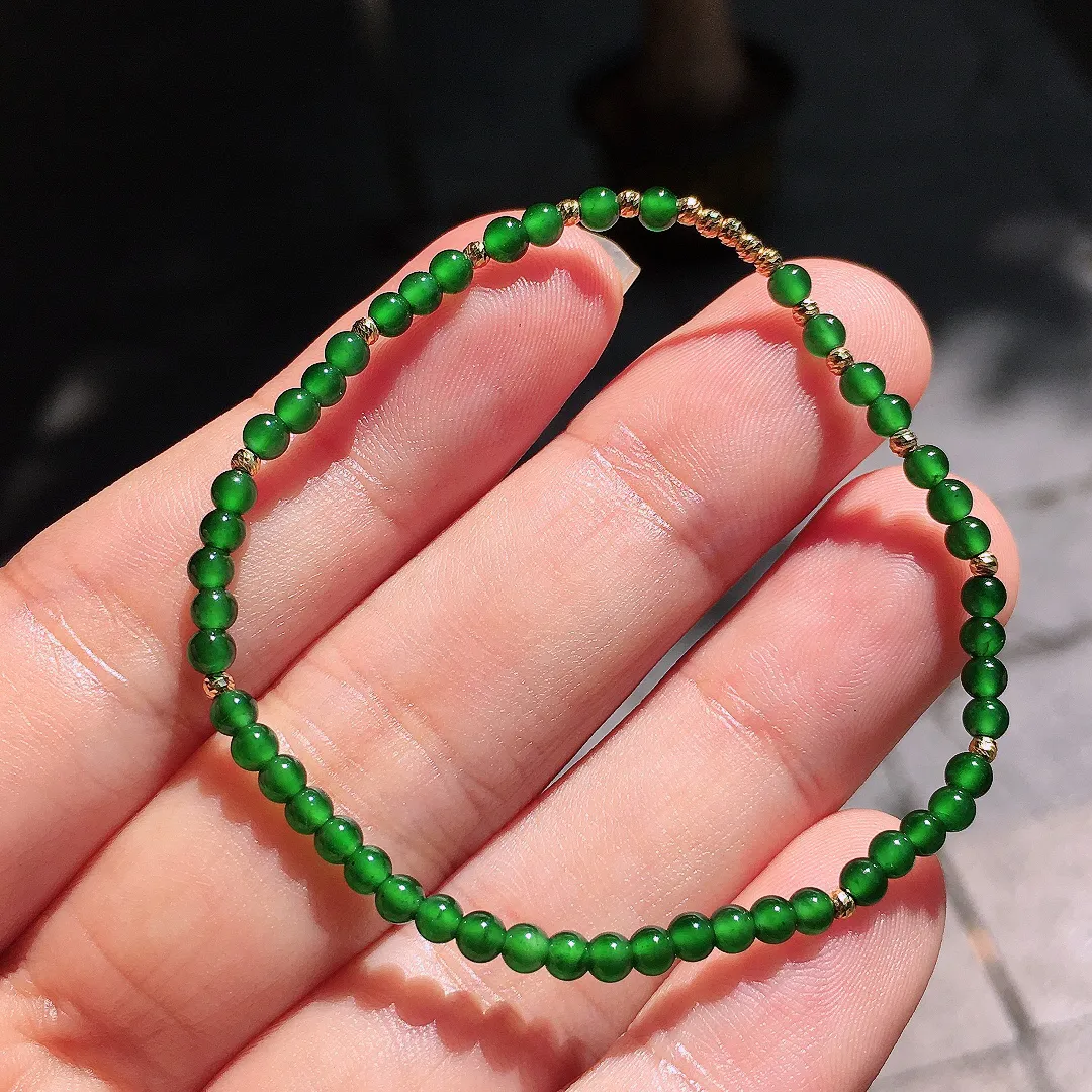 阳绿珠子手串，色泽均匀艳丽，玉质细腻，荧光感超
强，饱满圆润，尽显优雅气质，18k
金豪华镶嵌