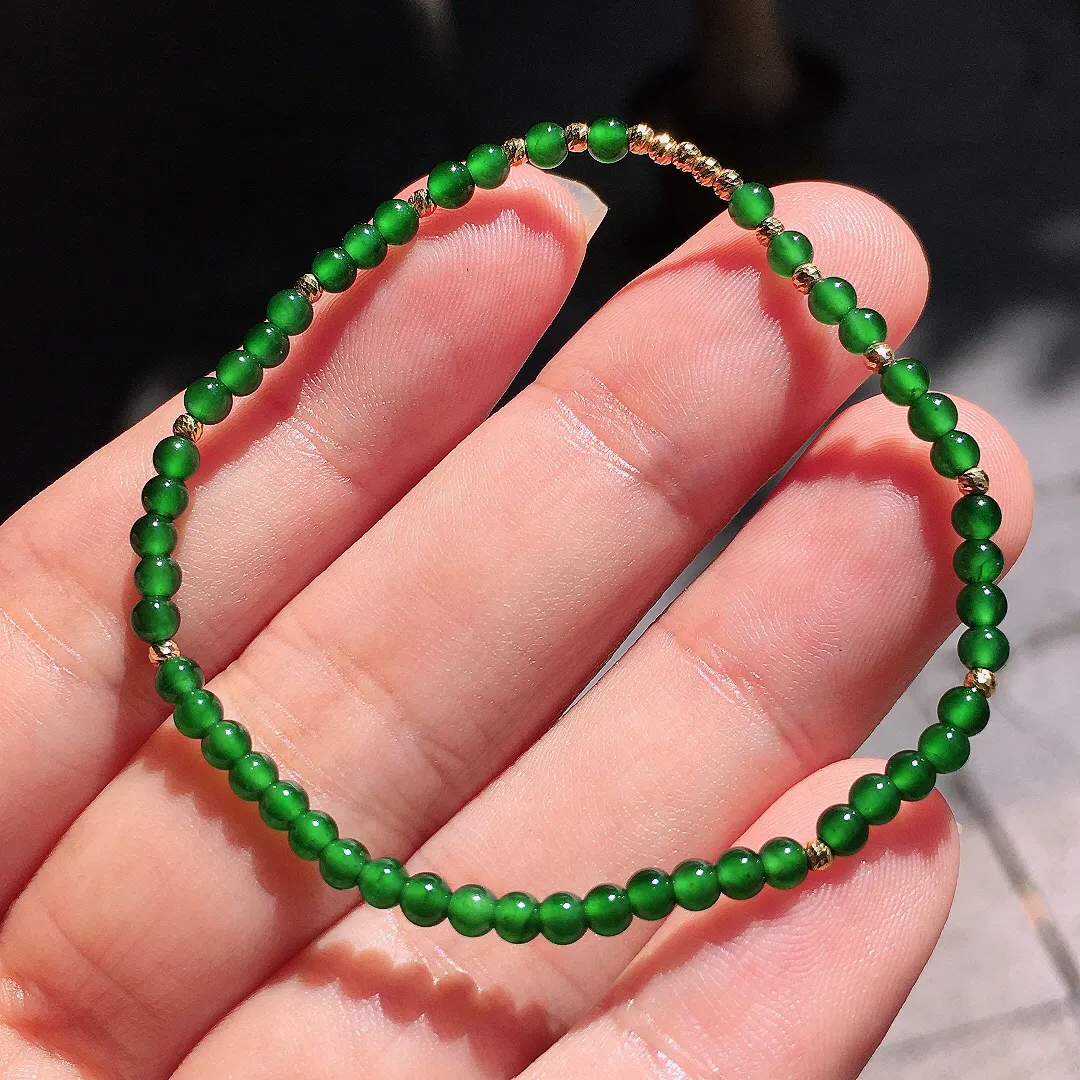阳绿珠子手串，色泽均匀艳丽，玉质细腻，荧光感超
强，饱满圆润，尽显优雅气质，18k
金豪华镶嵌