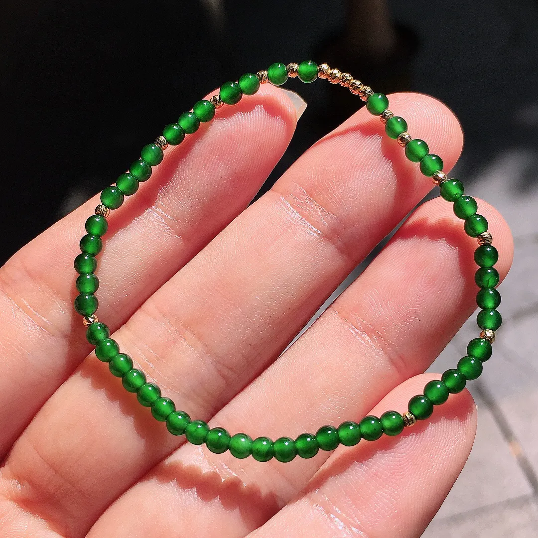阳绿珠子手串，色泽均匀艳丽，玉质细腻，荧光感超
强，饱满圆润，尽显优雅气质，18k
金豪华镶嵌
