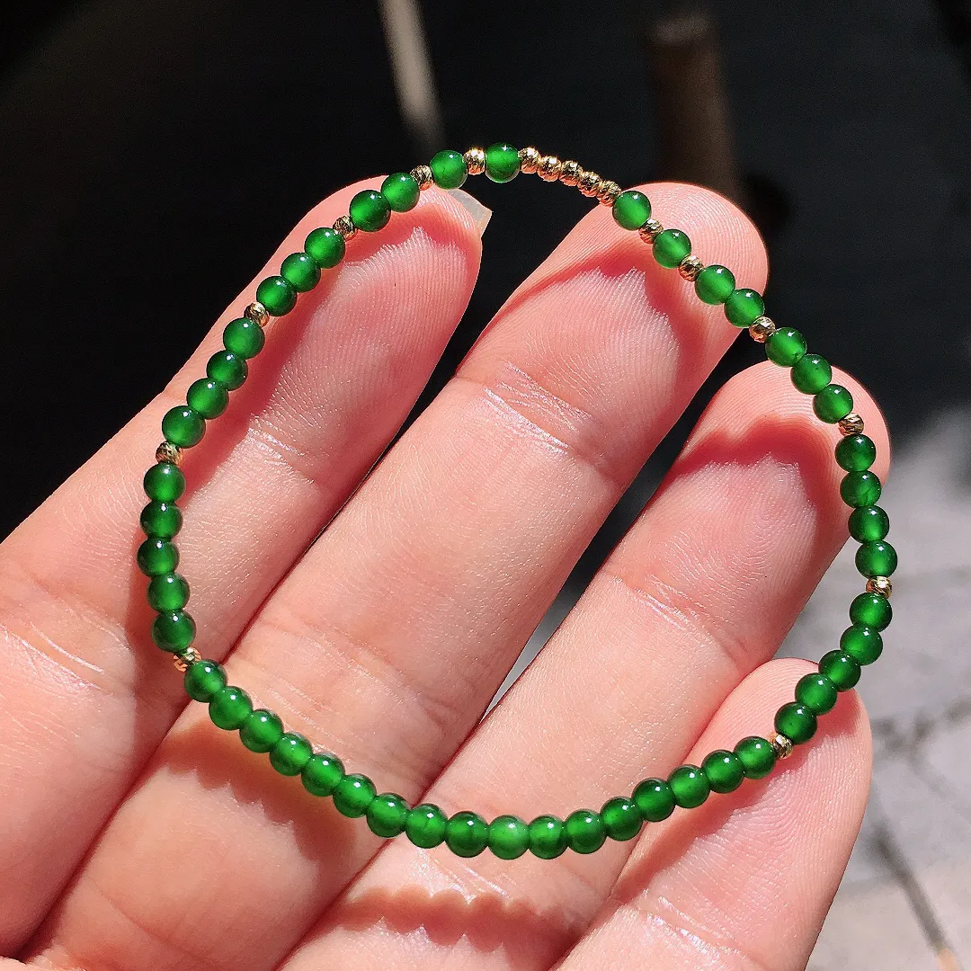 阳绿珠子手串，色泽均匀艳丽，玉质细腻，荧光感超
强，饱满圆润，尽显优雅气质，18k
金豪华镶嵌