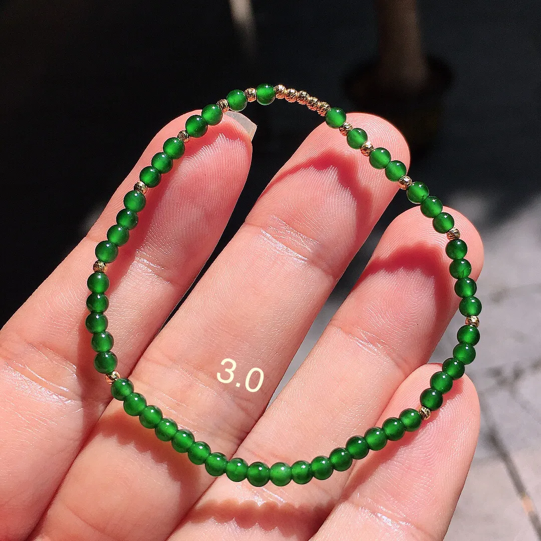 阳绿珠子手串，色泽均匀艳丽，玉质细腻，荧光感超
强，饱满圆润，尽显优雅气质，18k
金豪华镶嵌