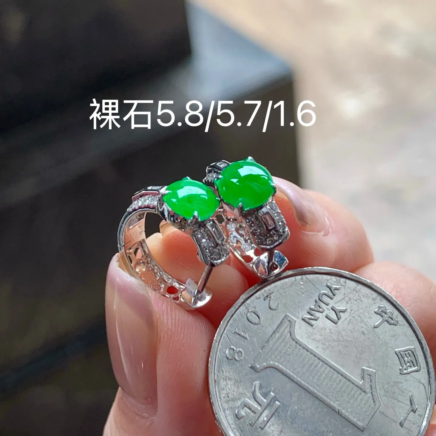 满色耳环
颜色漂亮 真金镶嵌