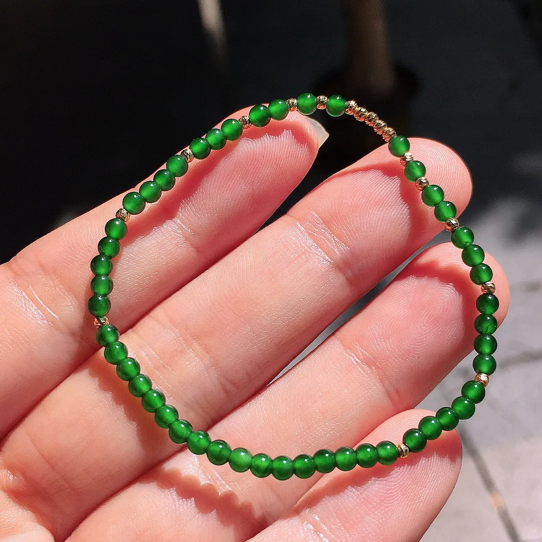 阳绿珠子手串，色泽均匀艳丽，玉质细腻，荧光感超
强，饱满圆润，尽显优雅气质，18k
金豪华镶嵌