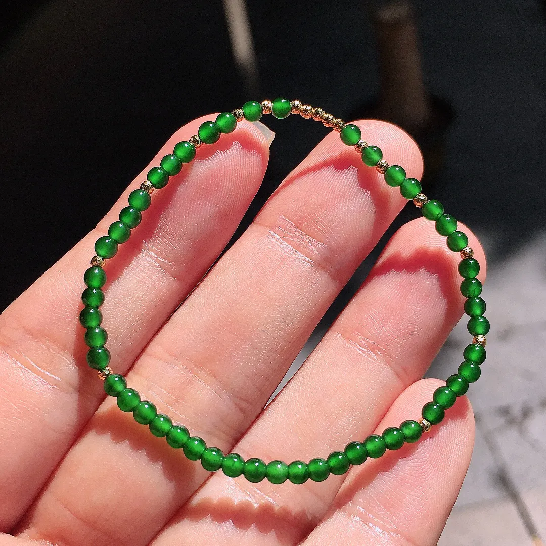 阳绿珠子手串，色泽均匀艳丽，玉质细腻，荧光感超
强，饱满圆润，尽显优雅气质，18k
金豪华镶嵌