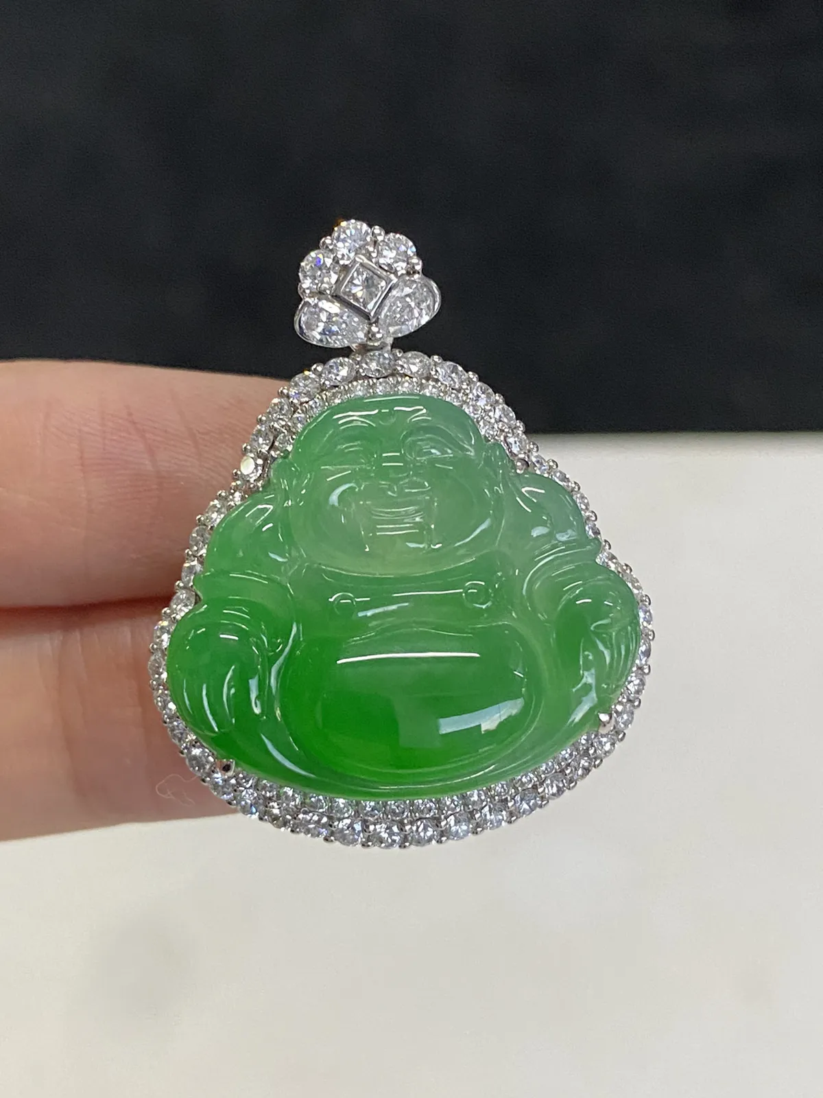 翡翠冰糯种浅绿色吊佛公，印记：Au750,伴钻石
