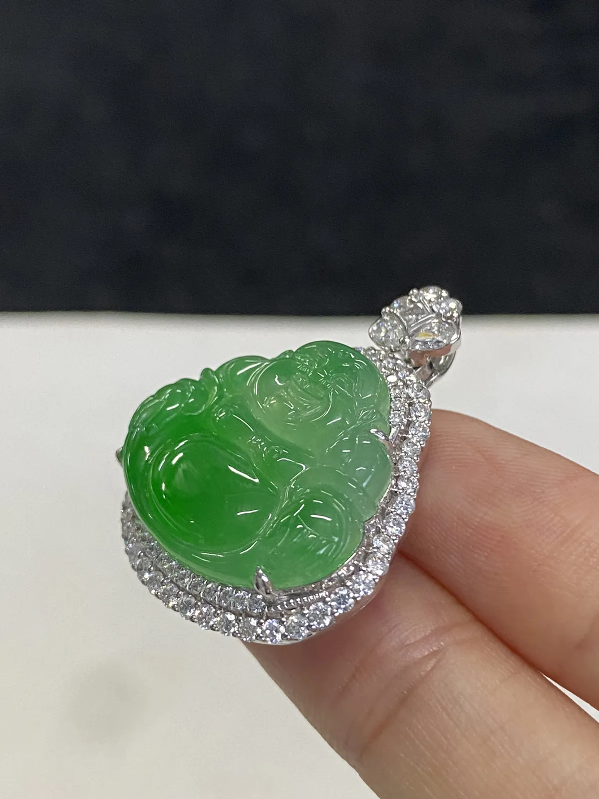 翡翠冰糯种浅绿色吊佛公，印记：Au750,伴钻石