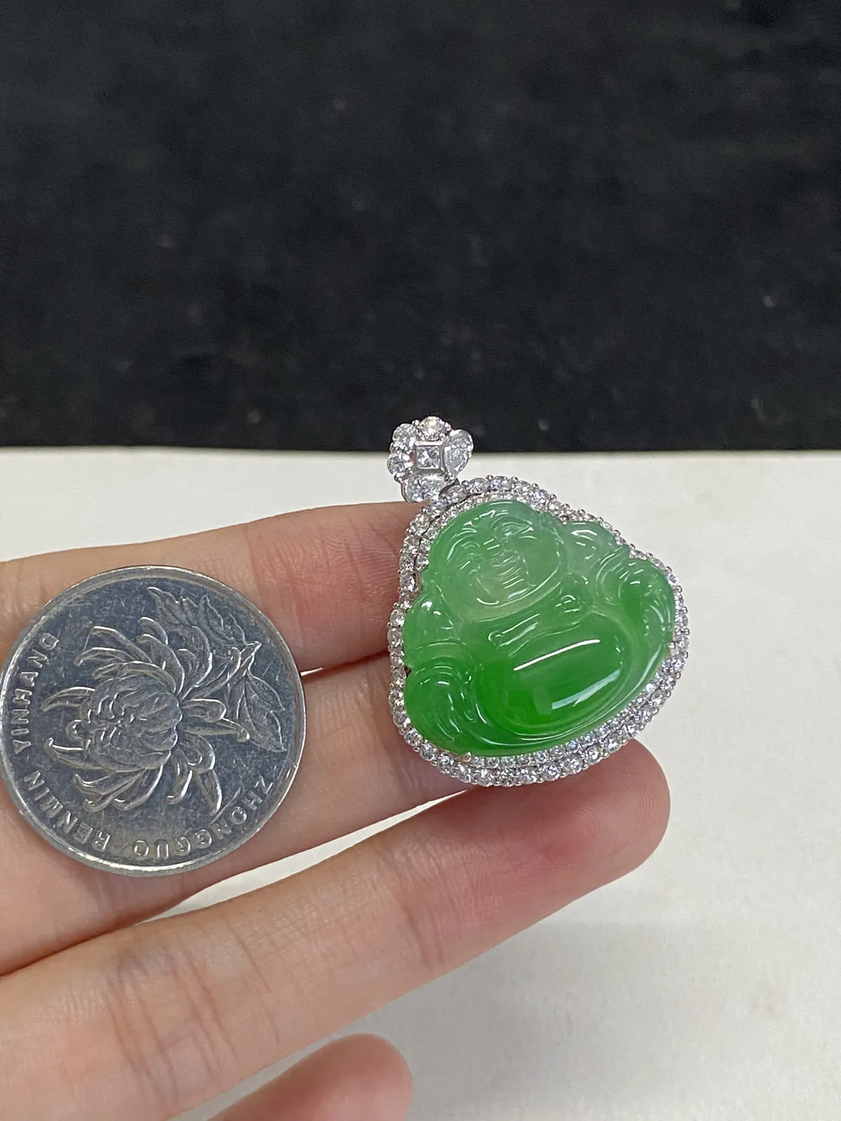 翡翠冰糯种浅绿色吊佛公，印记：Au750,伴钻石
