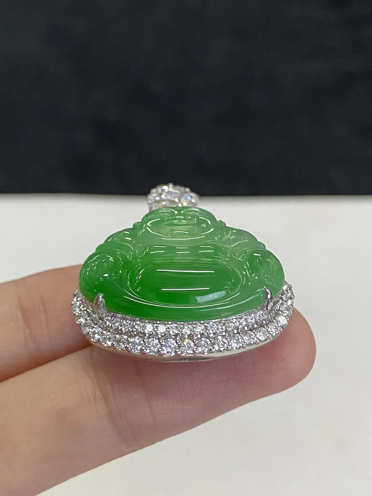 翡翠冰糯种浅绿色吊佛公，印记：Au750,伴钻石