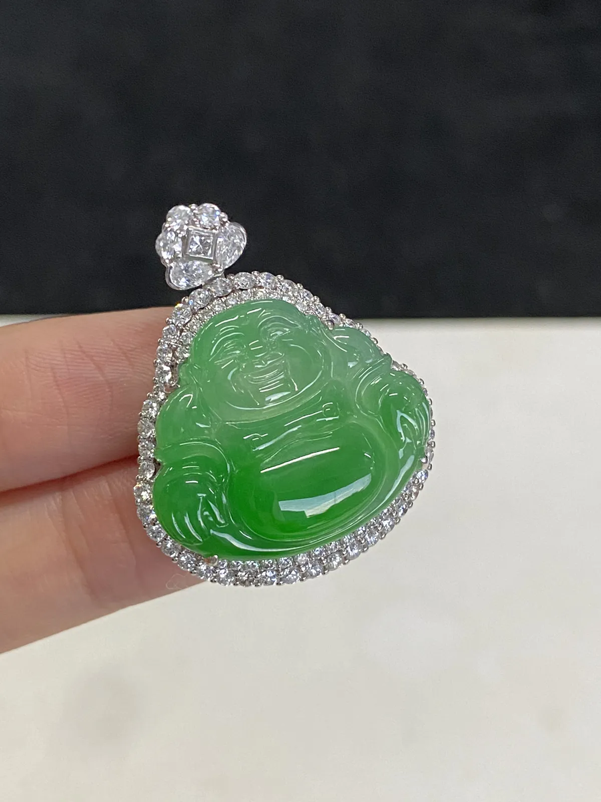 翡翠冰糯种浅绿色吊佛公，印记：Au750,伴钻石