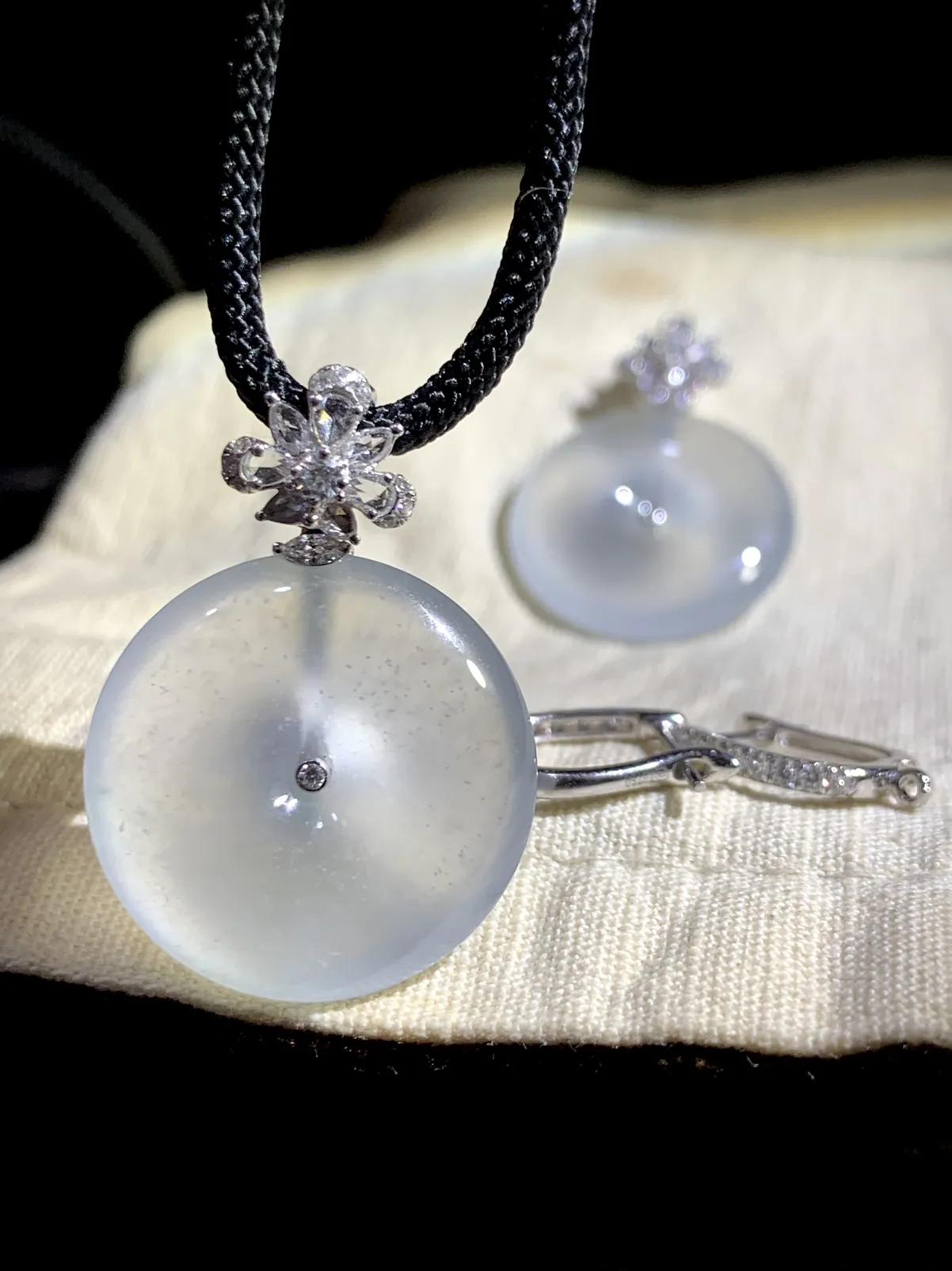 木那雪花料平安扣吊坠耳坠两用款，
裸石23-5.5mm
18K金，南非钻，