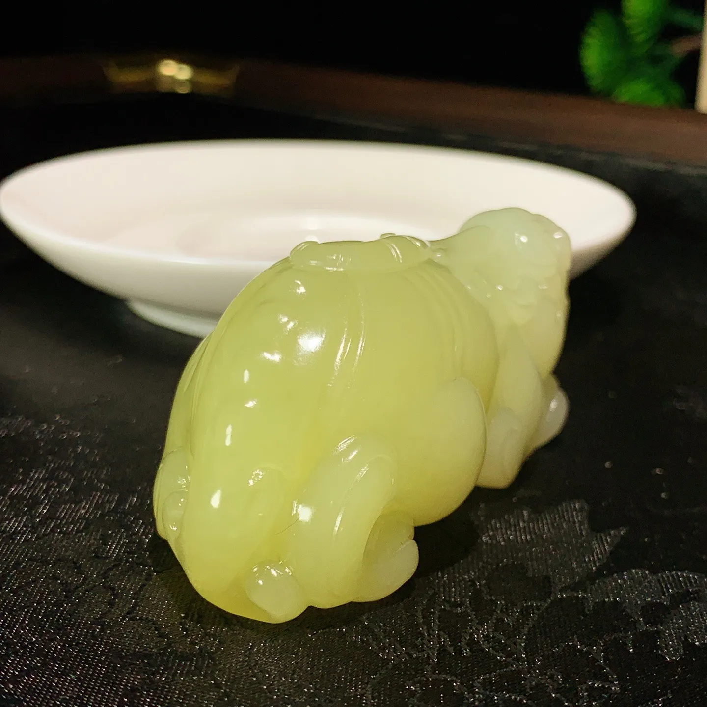 新疆若羌黄口料招财进宝貔貅挂件。尺寸66.8/33.1/29.5重100克 玉质细腻油润 底色纯净 脂粉好，品质好。lt251003