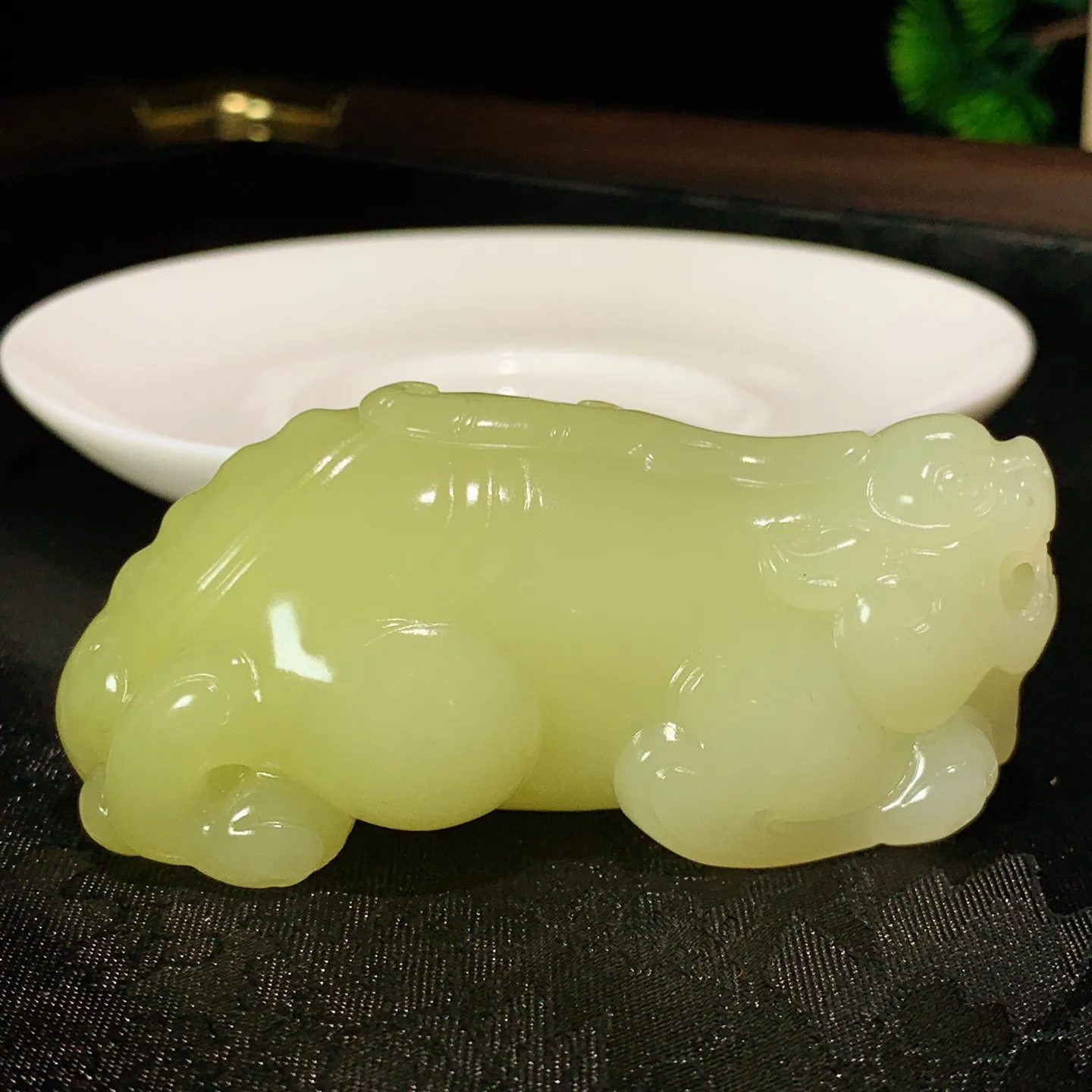 新疆若羌黄口料招财进宝貔貅挂件。尺寸66.8/33.1/29.5重100克 玉质细腻油润 底色纯净 脂粉好，品质好。lt251003