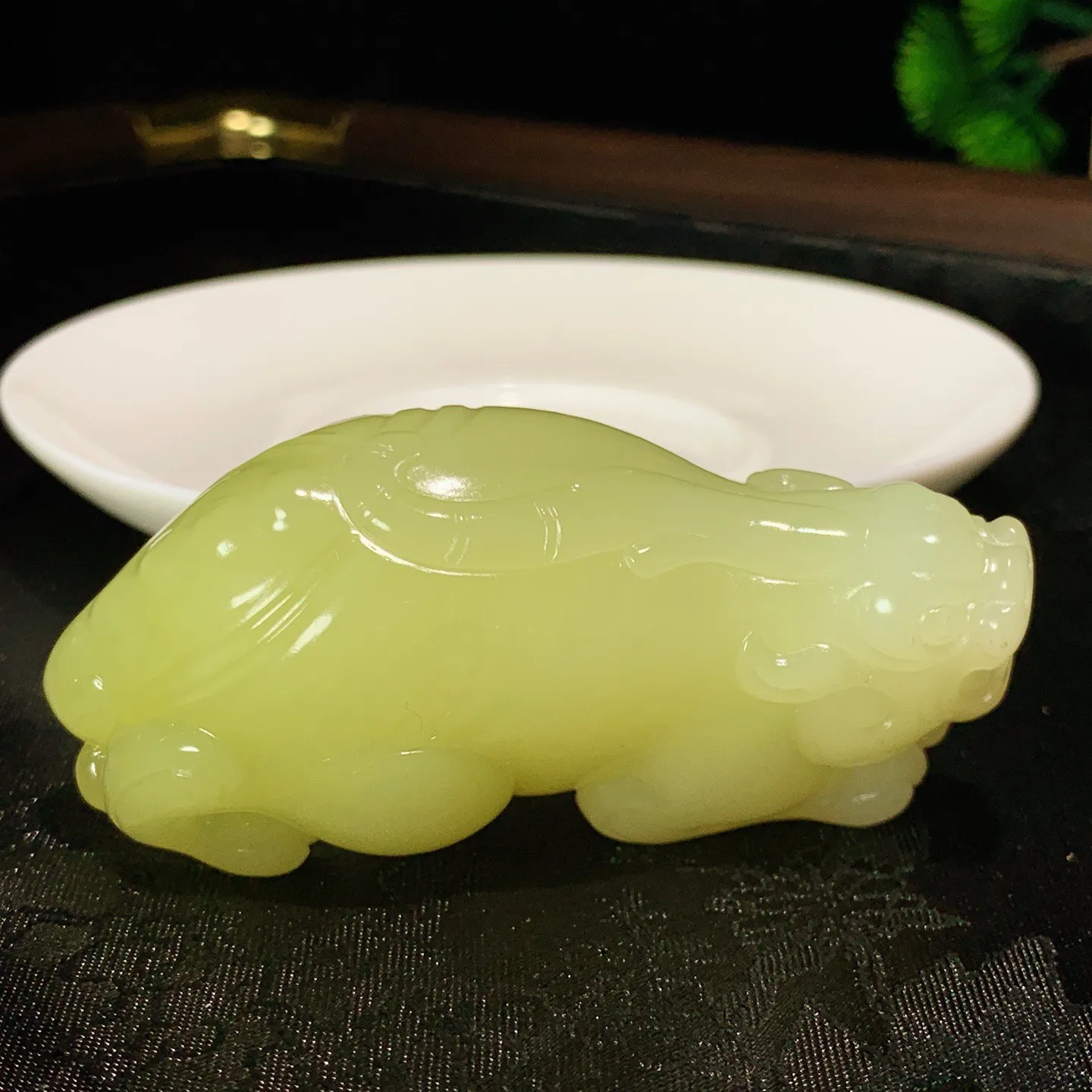 新疆若羌黄口料招财进宝貔貅挂件。尺寸66.8/33.1/29.5重100克 玉质细腻油润 底色纯净 脂粉好，品质好。lt251003
