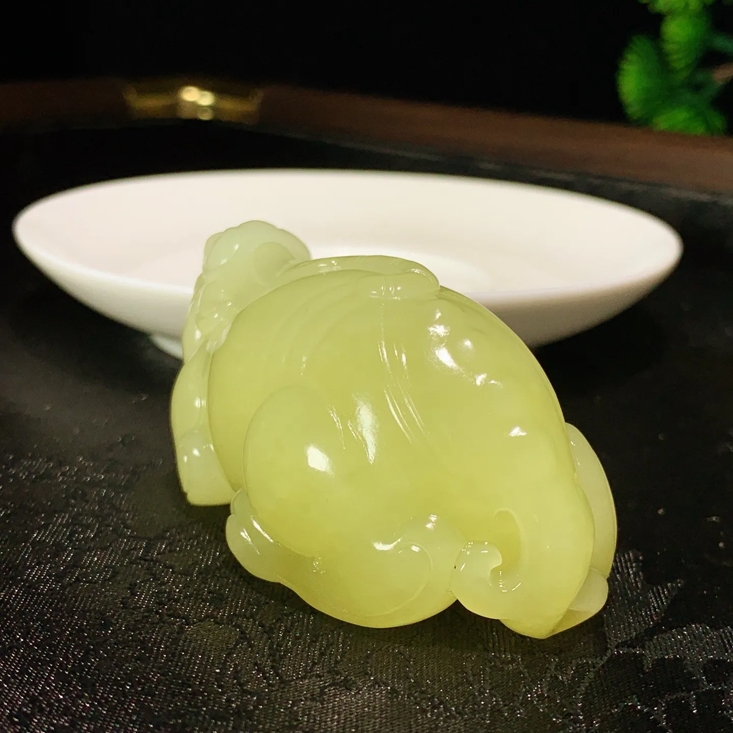新疆若羌黄口料招财进宝貔貅挂件。尺寸66.8/33.1/29.5重100克 玉质细腻油润 底色纯净 脂粉好，品质好。lt251003