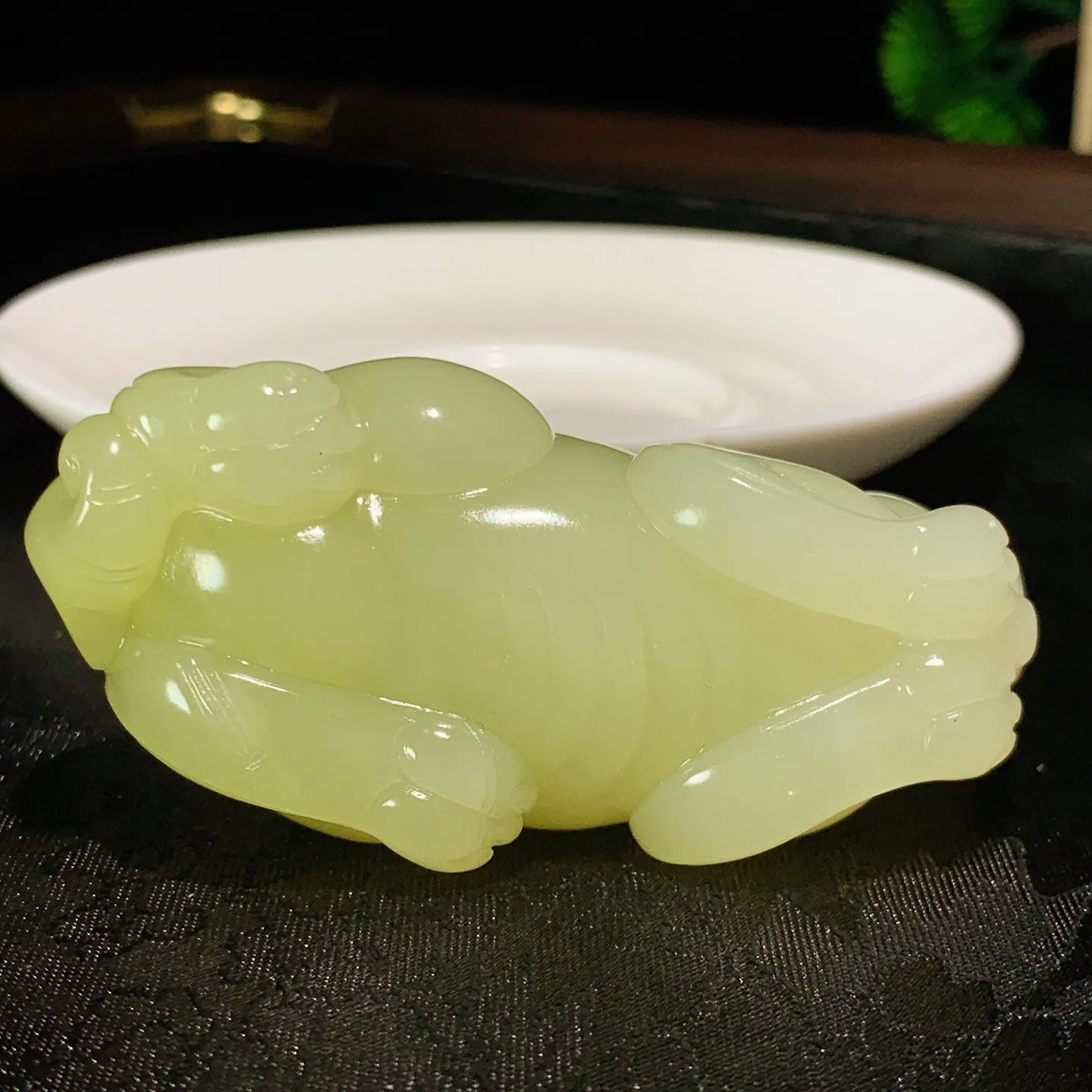 新疆若羌黄口料招财进宝貔貅挂件。尺寸66.8/33.1/29.5重100克 玉质细腻油润 底色纯净 脂粉好，品质好。lt251003