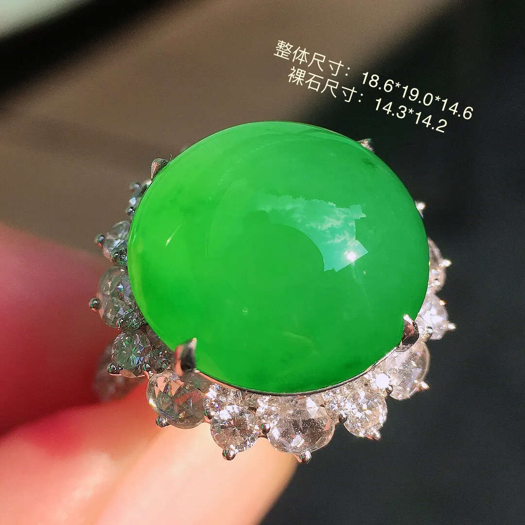 阳绿蛋面戒指，色泽均匀艳丽，玉质细腻，荧光感超
强，饱满圆润，尽显优雅气质，18k
金豪华镶嵌