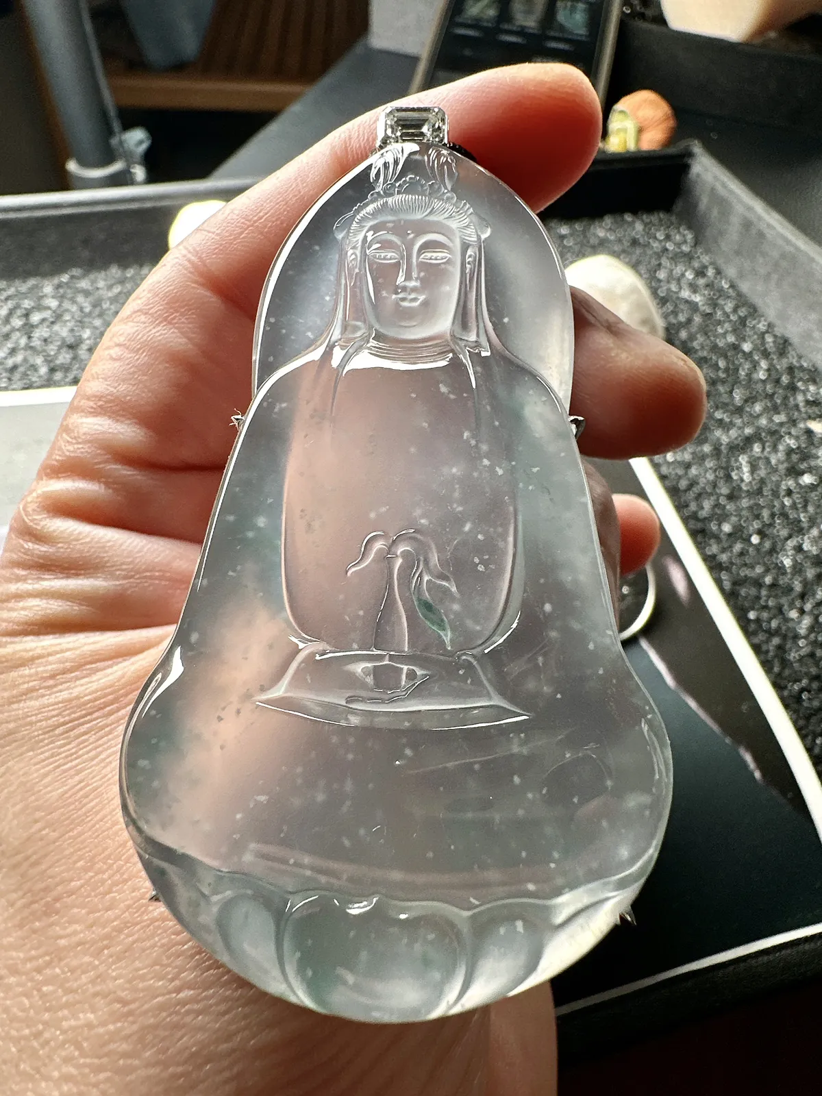 【冰种飘花素衣观音】老坑料雪花棉，质地细腻，通透度上佳，冰感十足，适合佩戴，18k金钻镶嵌，裸石尺寸67.9*41.6*5.5毫米