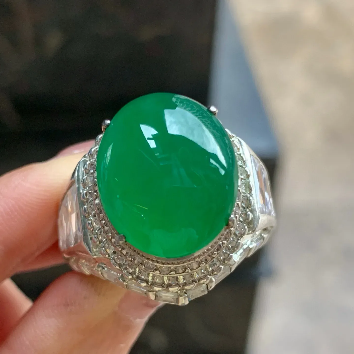 辣绿色戒面^_^颜色鲜艳 饱满 尺寸19
