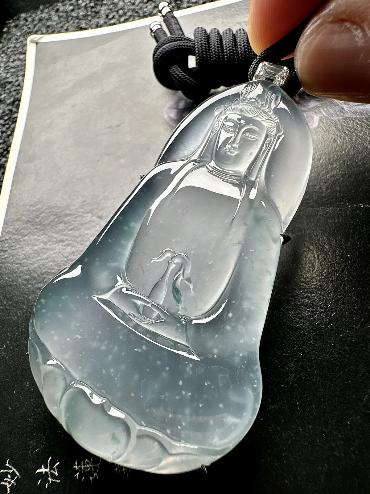 【冰种飘花素衣观音】老坑料雪花棉，质地细腻，通透度上佳，冰感十足，适合佩戴，18k金钻镶嵌，裸石尺寸67.9*41.6*5.5毫米