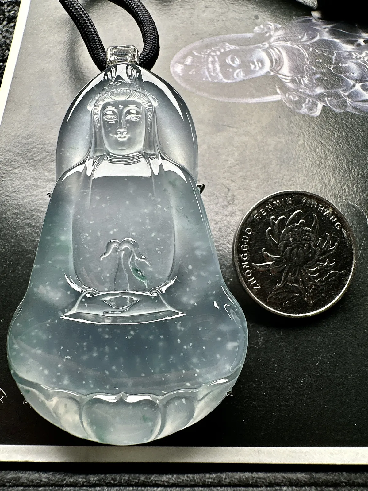 【冰种飘花素衣观音】老坑料雪花棉，质地细腻，通透度上佳，冰感十足，适合佩戴，18k金钻镶嵌，裸石尺寸67.9*41.6*5.5毫米