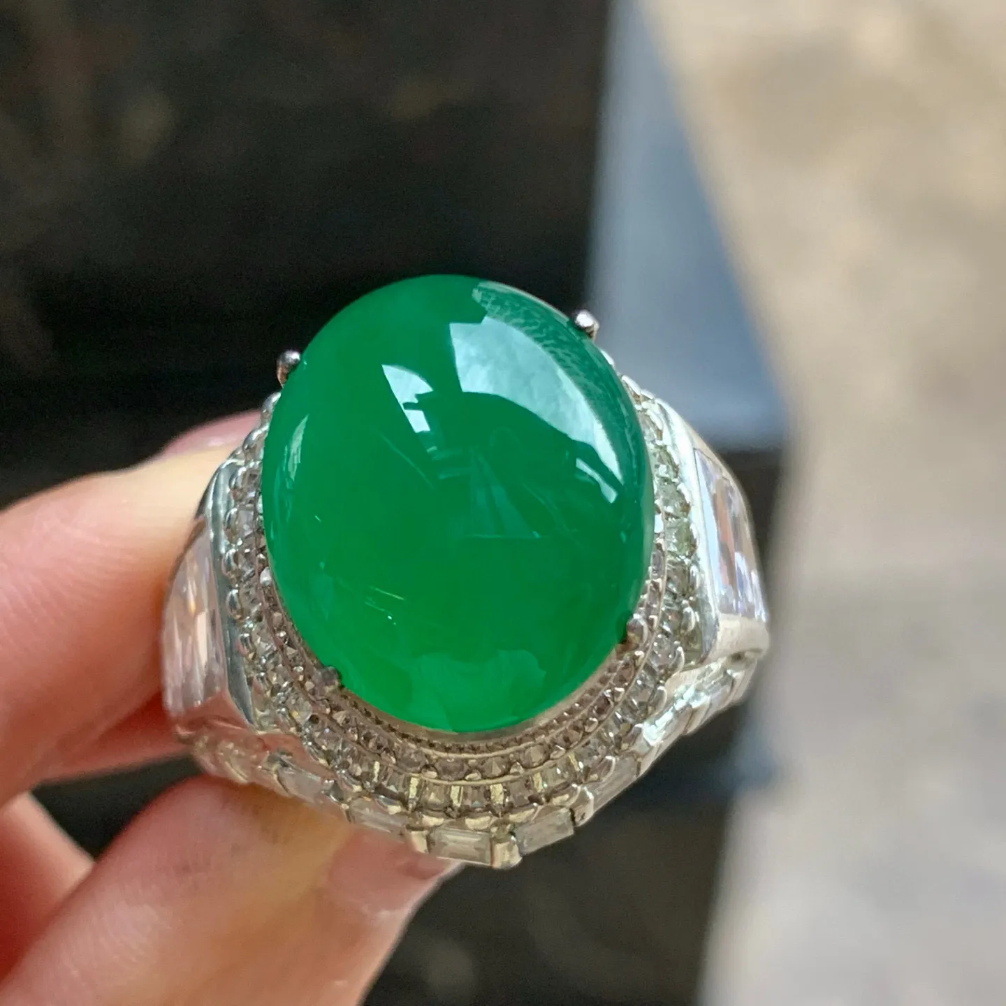 辣绿色戒面^_^颜色鲜艳 饱满 尺寸19