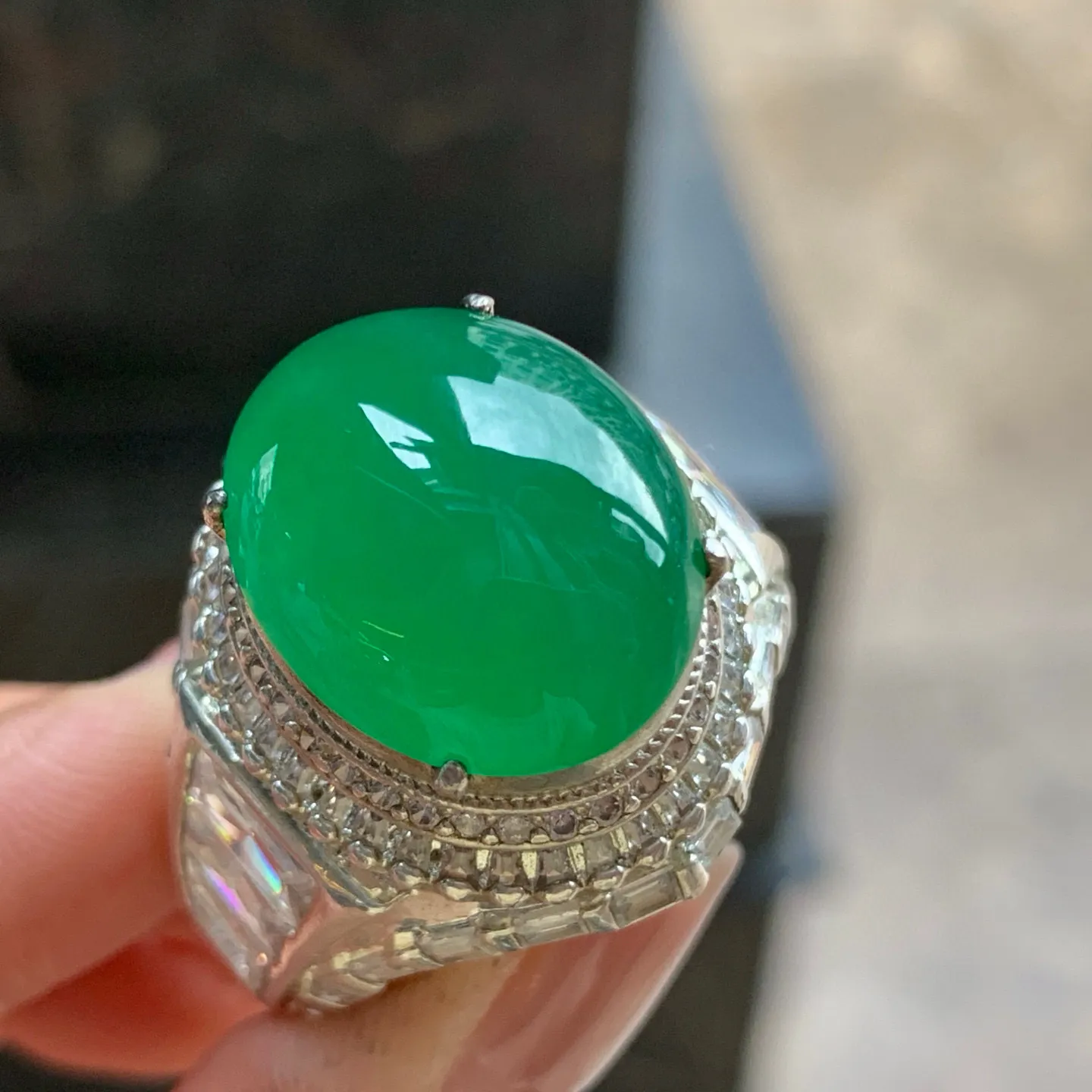 辣绿色戒面^_^颜色鲜艳 饱满 尺寸19