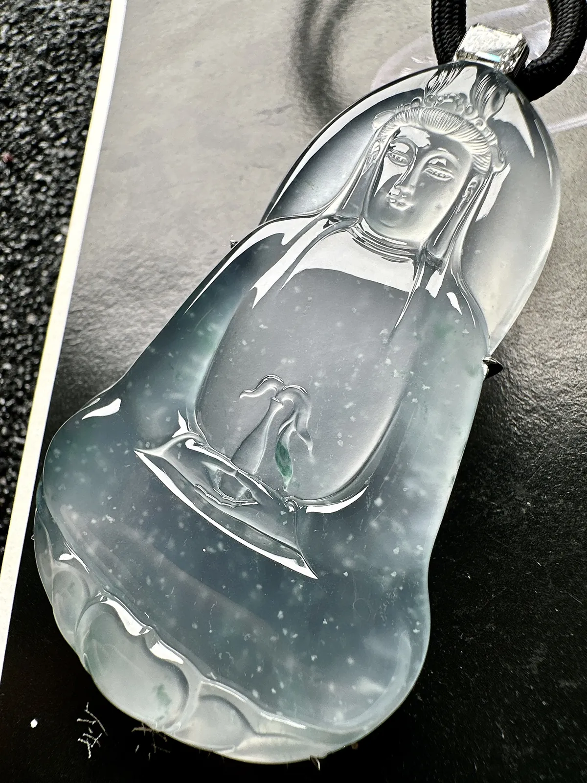 【冰种飘花素衣观音】老坑料雪花棉，质地细腻，通透度上佳，冰感十足，适合佩戴，18k金钻镶嵌，裸石尺寸67.9*41.6*5.5毫米