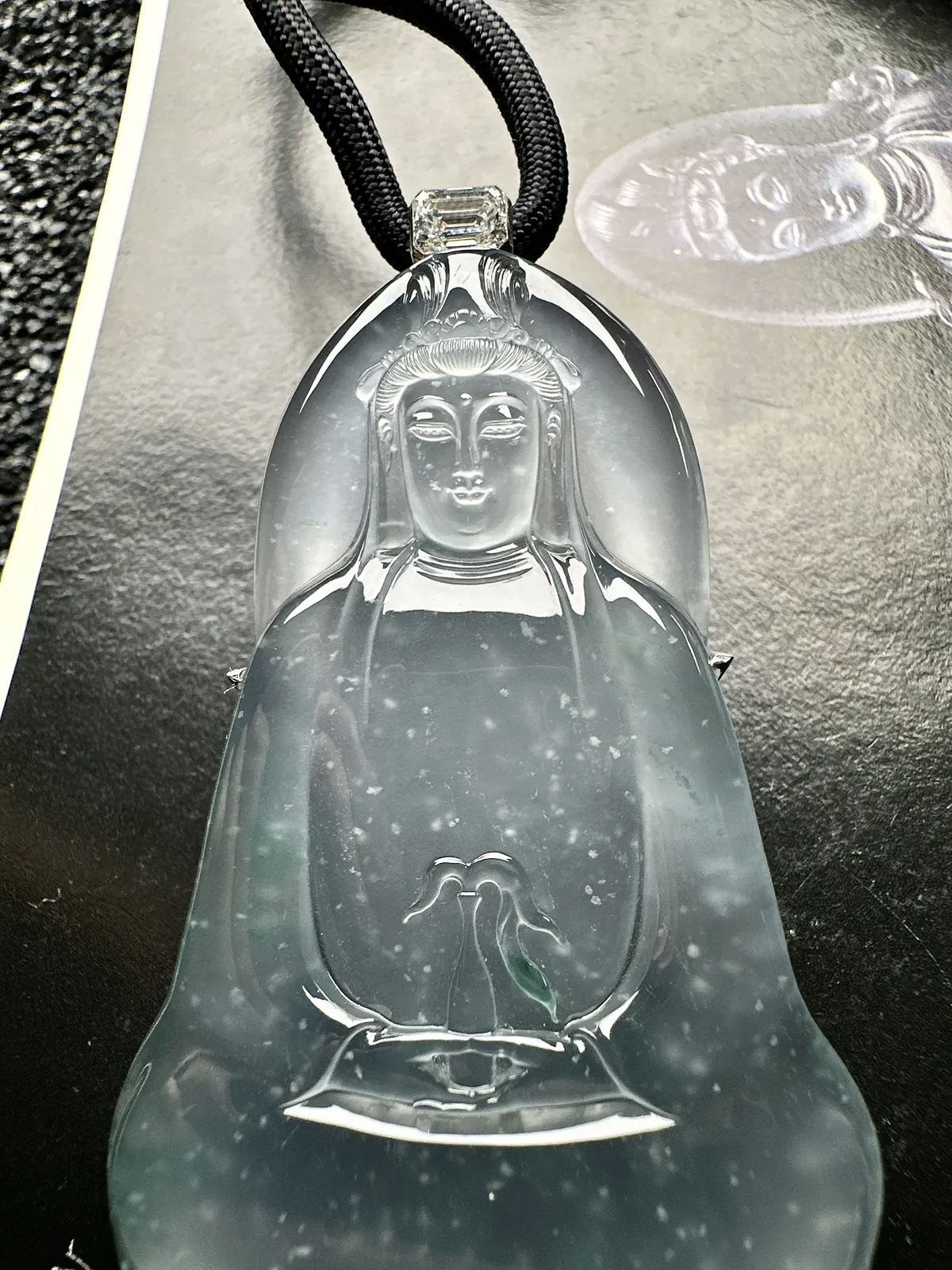 【冰种飘花素衣观音】老坑料雪花棉，质地细腻，通透度上佳，冰感十足，适合佩戴，18k金钻镶嵌，裸石尺寸67.9*41.6*5.5毫米