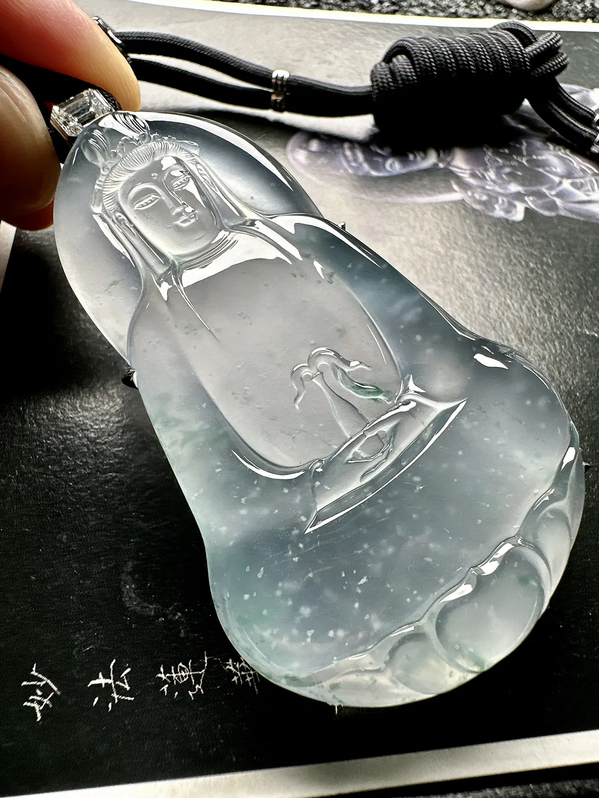 【冰种飘花素衣观音】老坑料雪花棉，质地细腻，通透度上佳，冰感十足，适合佩戴，18k金钻镶嵌，裸石尺寸67.9*41.6*5.5毫米