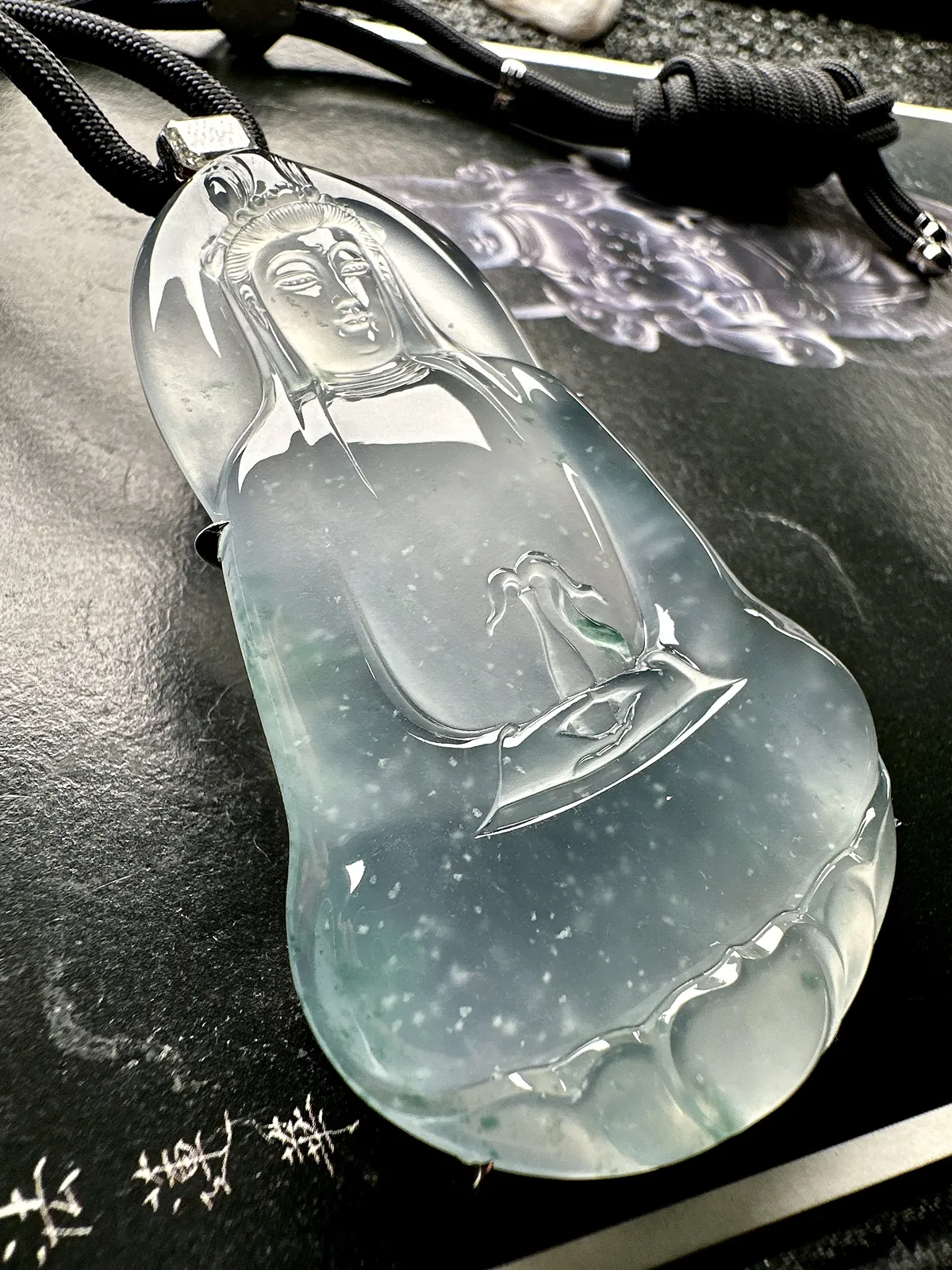 【冰种飘花素衣观音】老坑料雪花棉，质地细腻，通透度上佳，冰感十足，适合佩戴，18k金钻镶嵌，裸石尺寸67.9*41.6*5.5毫米