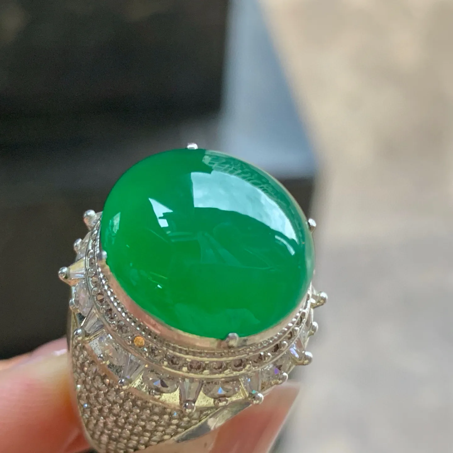辣绿色戒面^_^颜色鲜艳 饱满 铜托