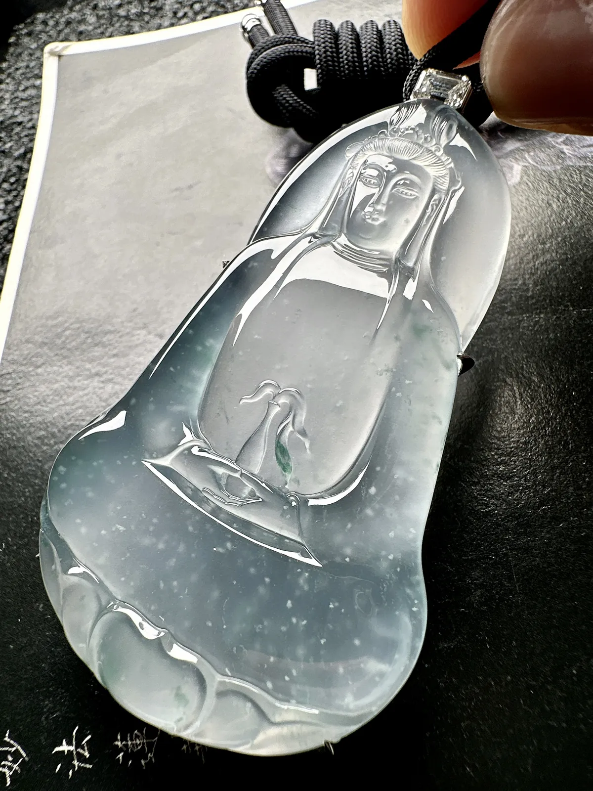 【冰种飘花素衣观音】老坑料雪花棉，质地细腻，通透度上佳，冰感十足，适合佩戴，18k金钻镶嵌，裸石尺寸67.9*41.6*5.5毫米