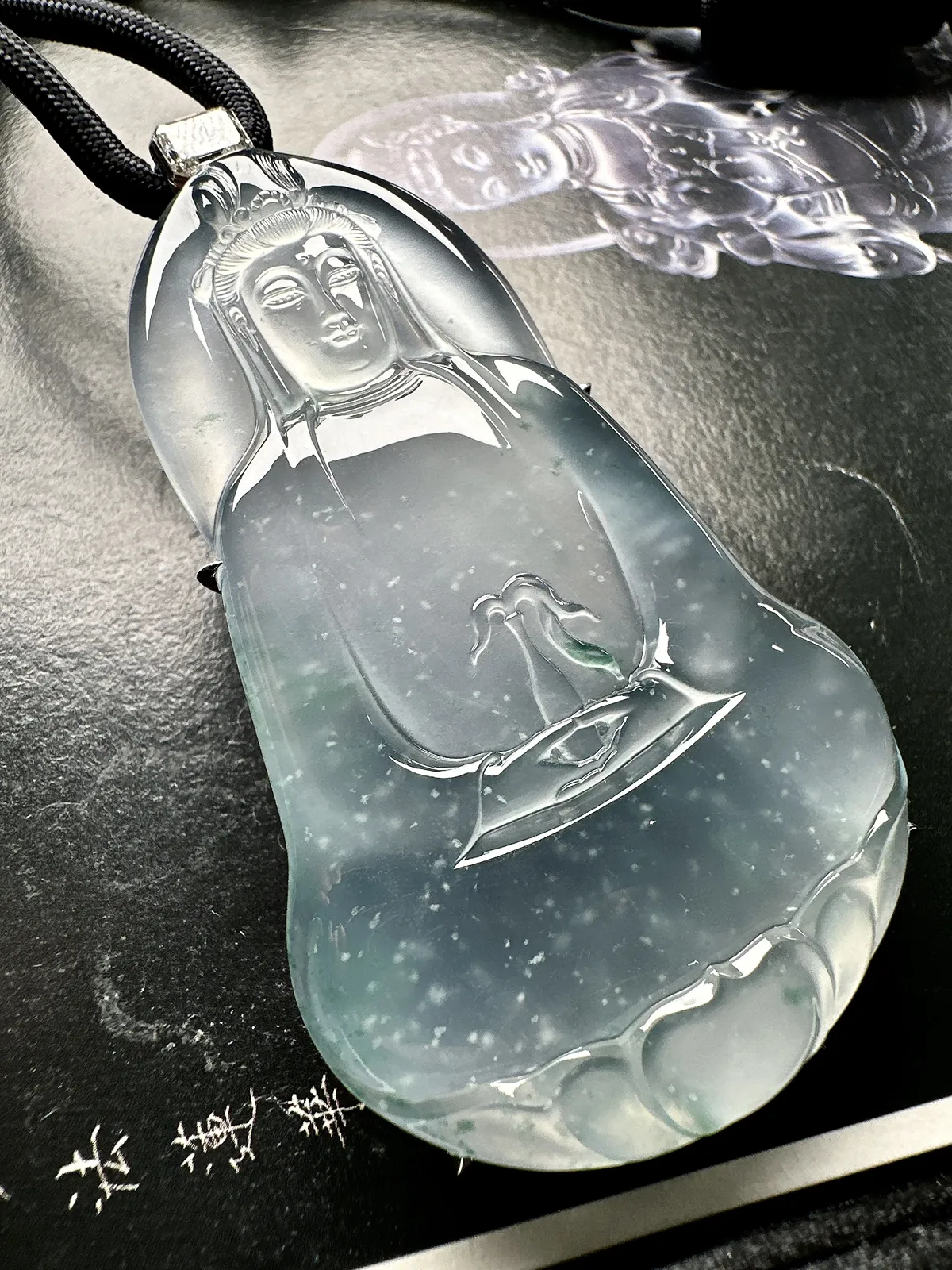 【冰种飘花素衣观音】老坑料雪花棉，质地细腻，通透度上佳，冰感十足，适合佩戴，18k金钻镶嵌，裸石尺寸67.9*41.6*5.5毫米