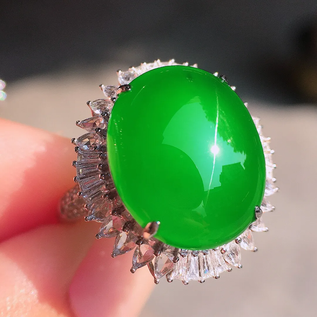 阳绿蛋面戒指，色泽均匀艳丽，玉质细腻，荧光感超
强，饱满圆润，尽显优雅气质，18k
金豪华镶嵌