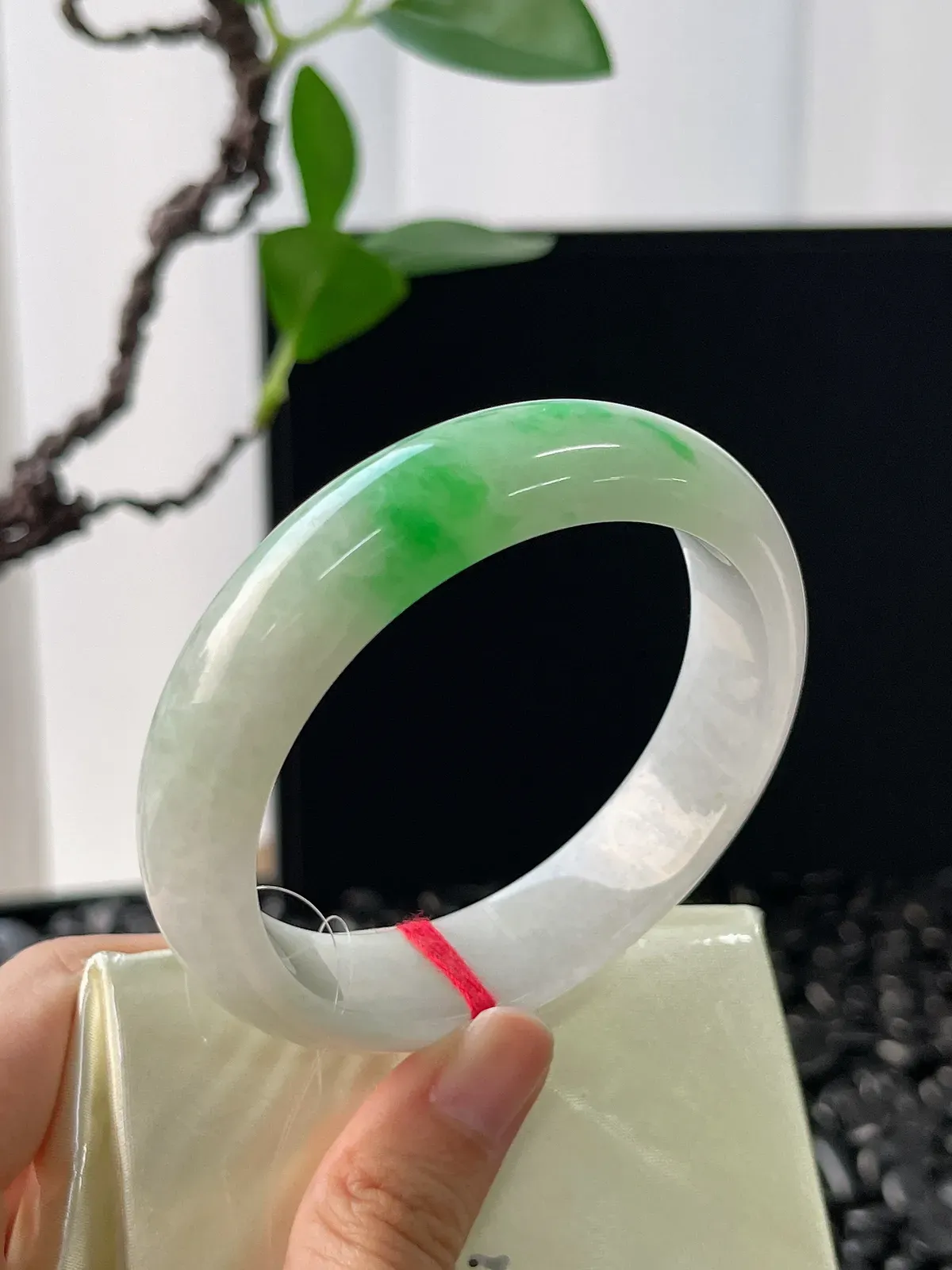 正圈57.5圈口，翡翠糯化种宽版飘阳绿手镯