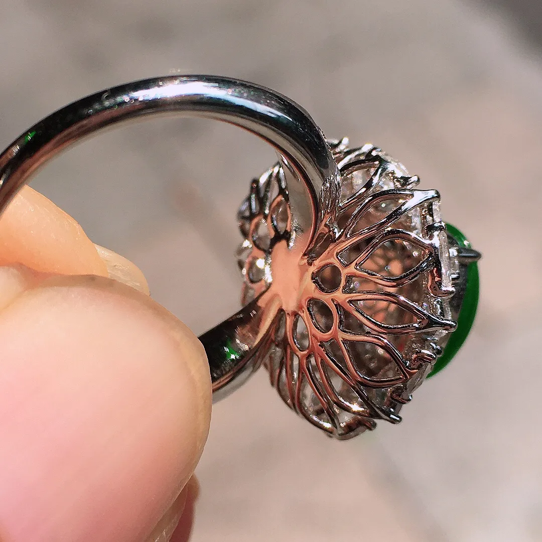 阳绿葫芦戒指，色泽均匀艳丽，玉质细腻，荧光感超
强，饱满圆润，尽显优雅气质，18k
金豪华镶嵌